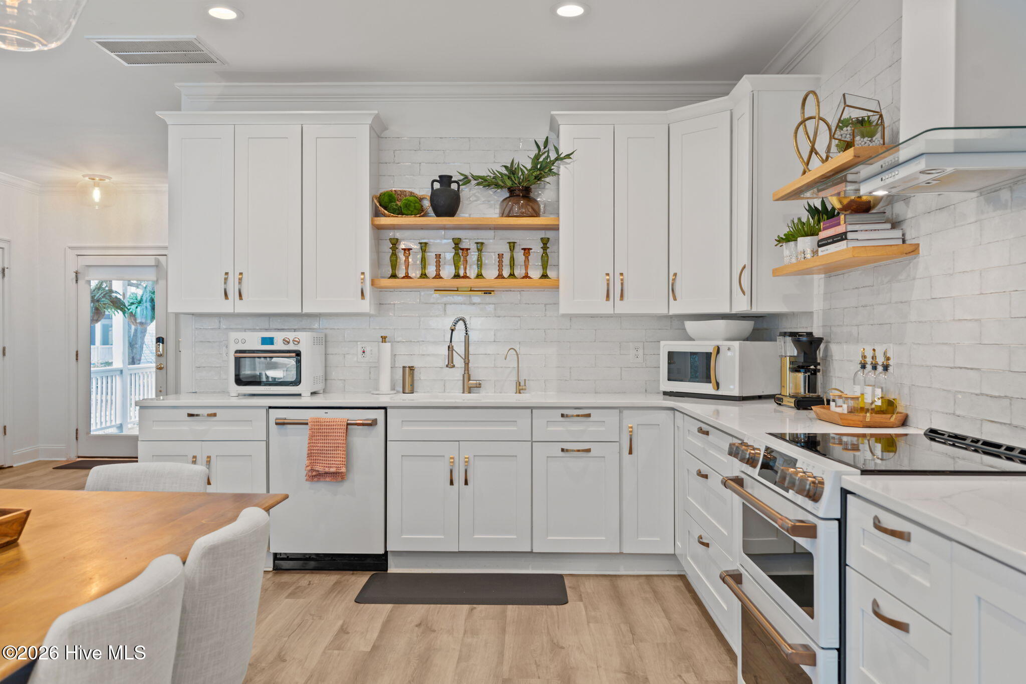 100557264 | Photo 16