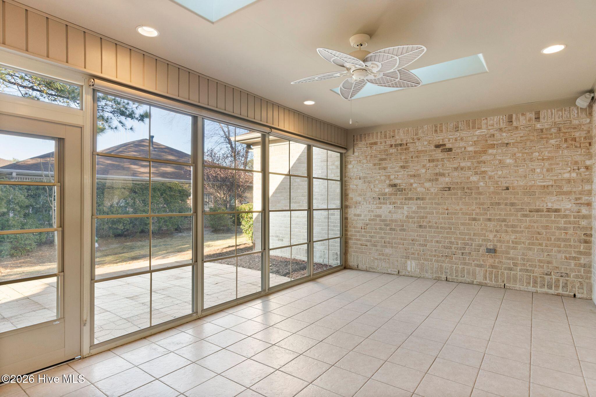 100559645 | Photo 38