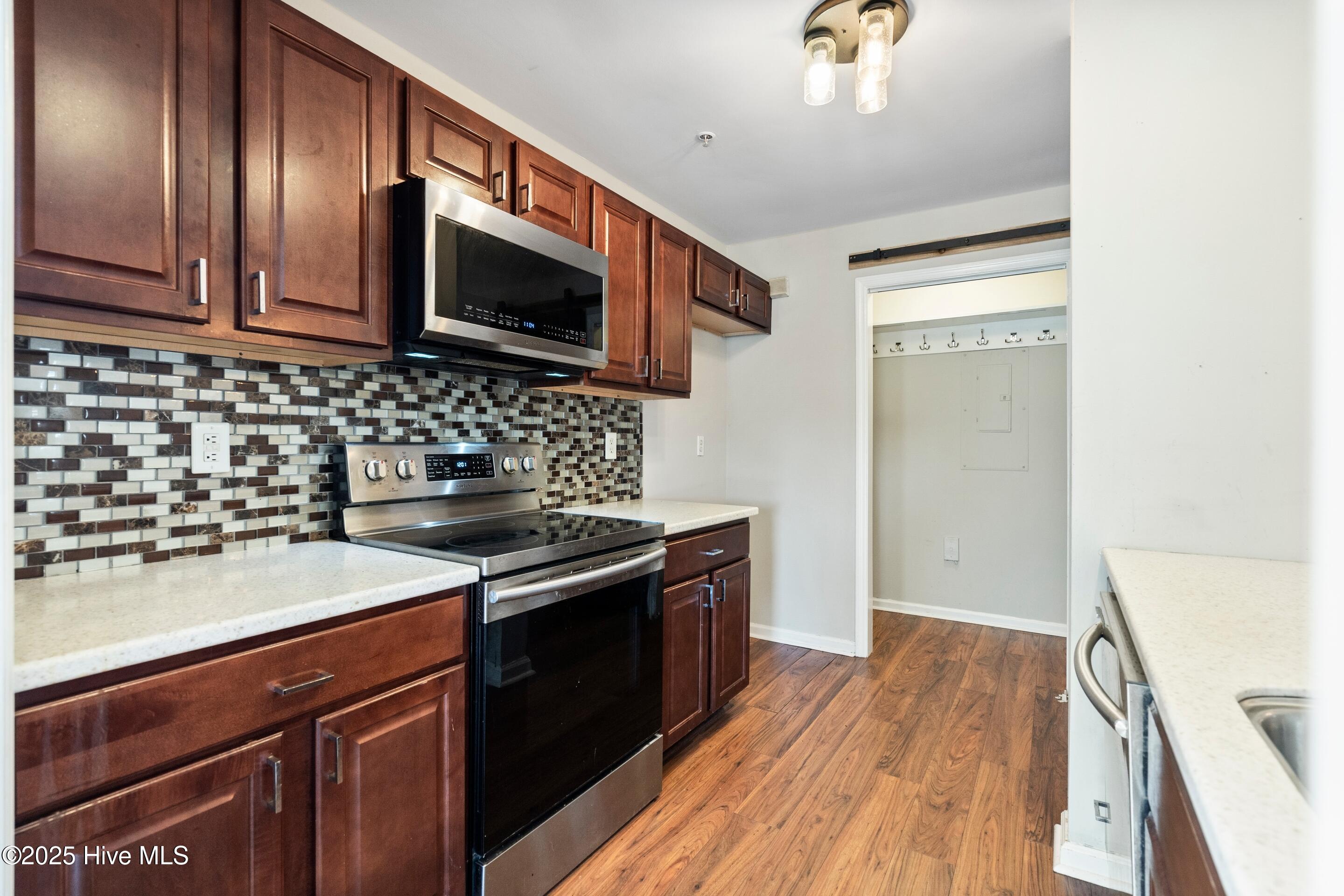 100543114 | Photo 13