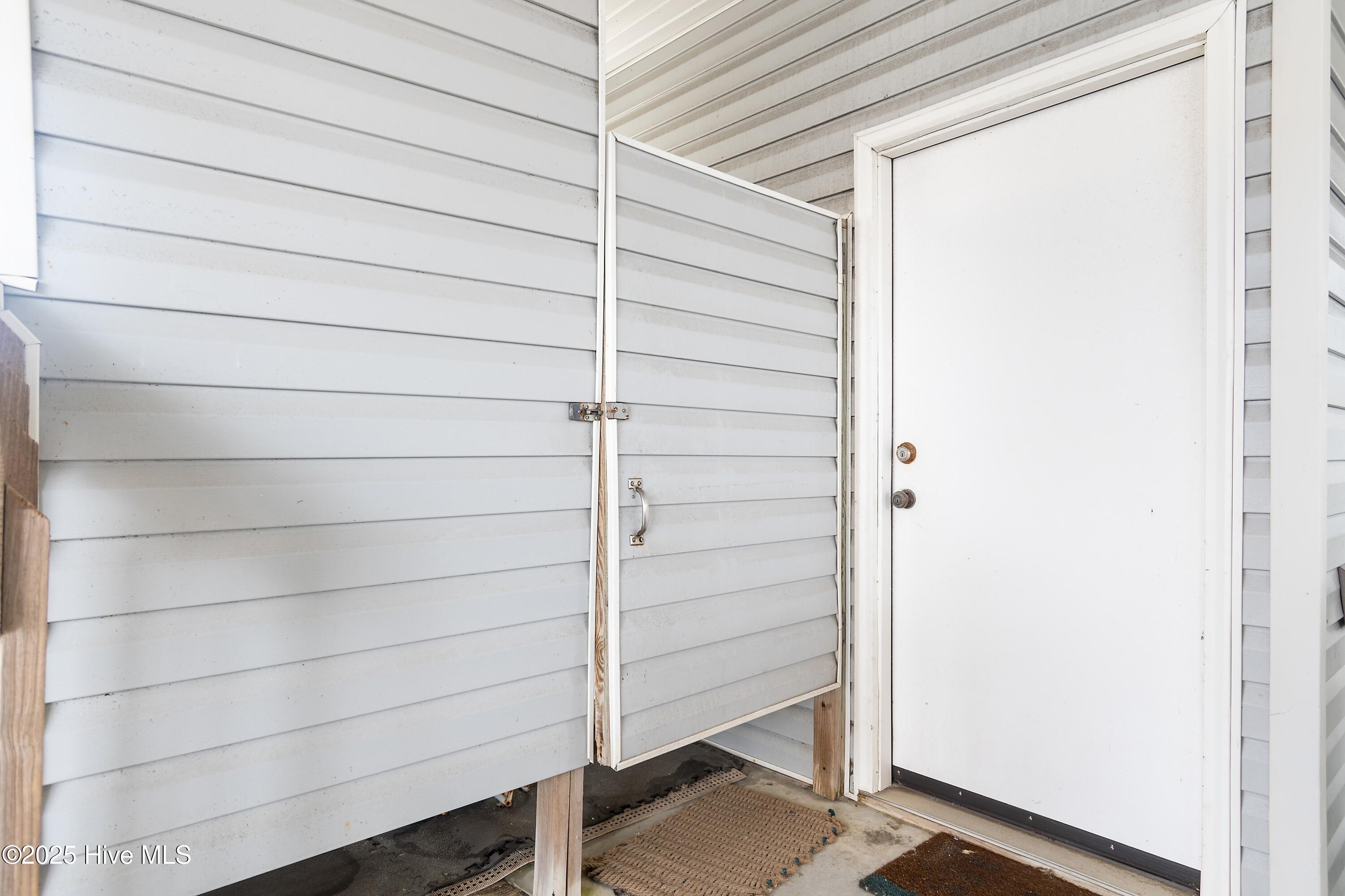 100558310 | Photo 44