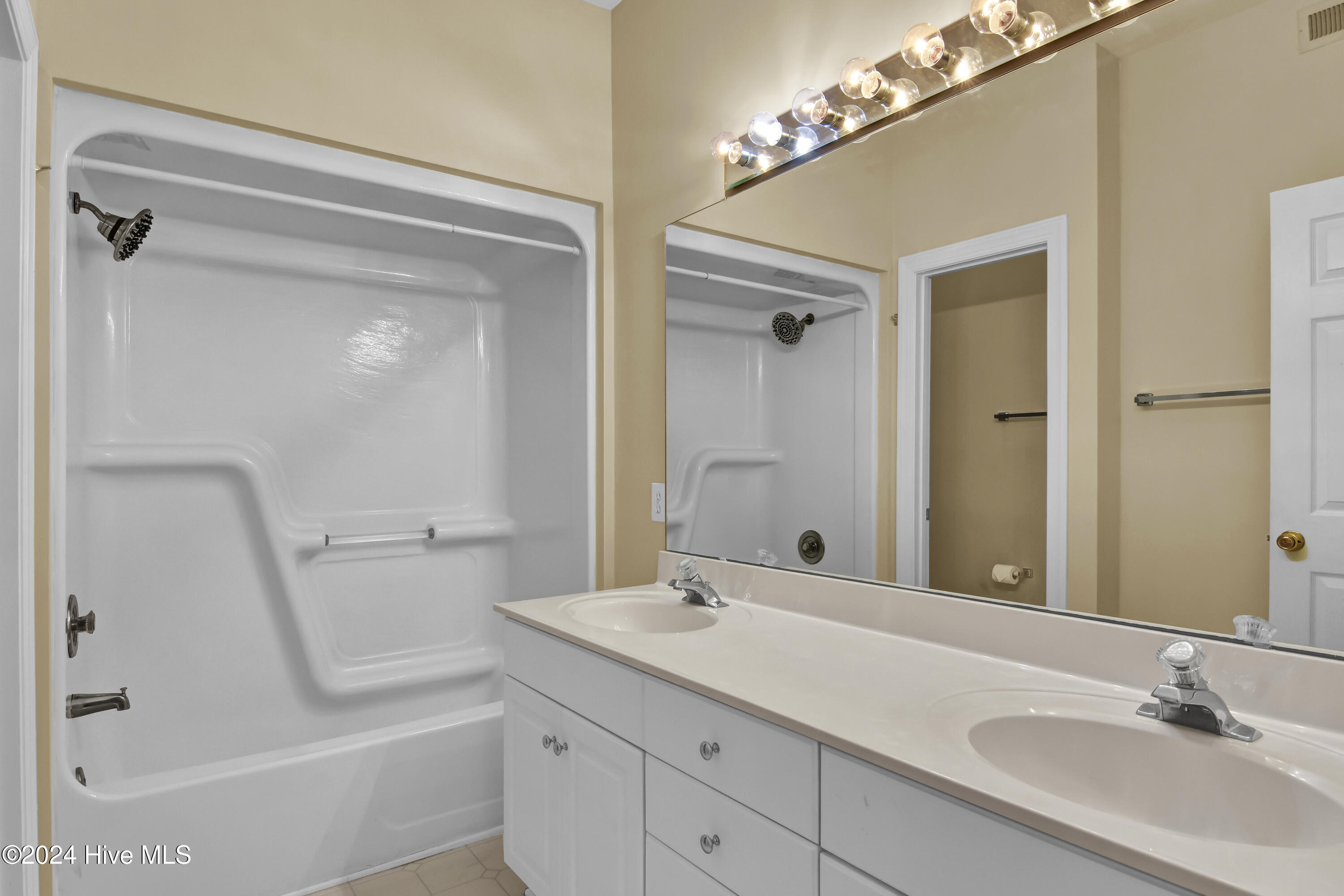 100558225 | Photo 17