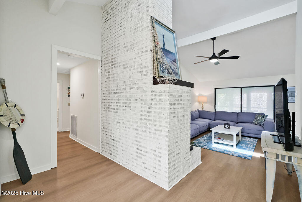 100570405 | Photo 10