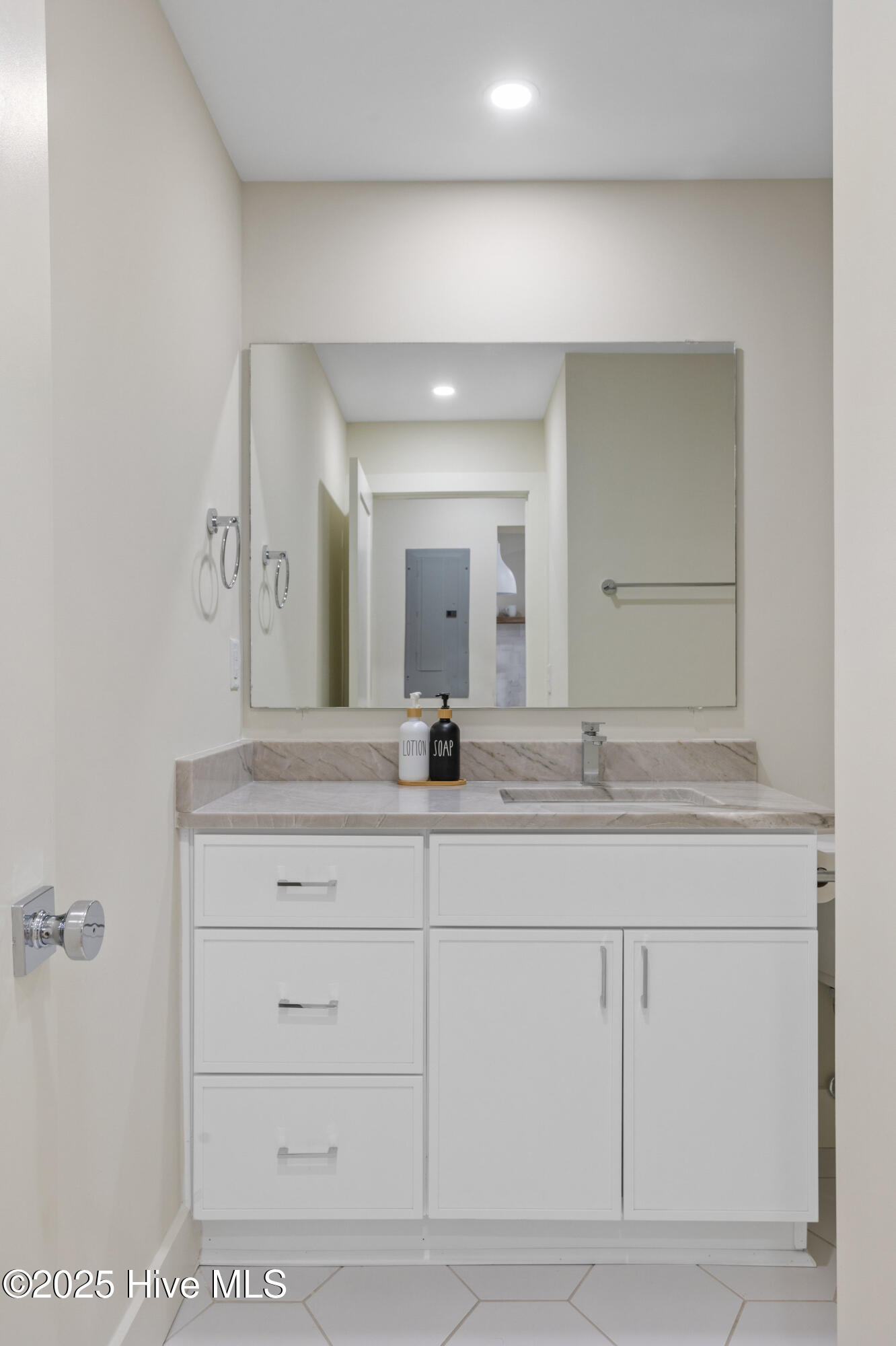 100523205 | Photo 29