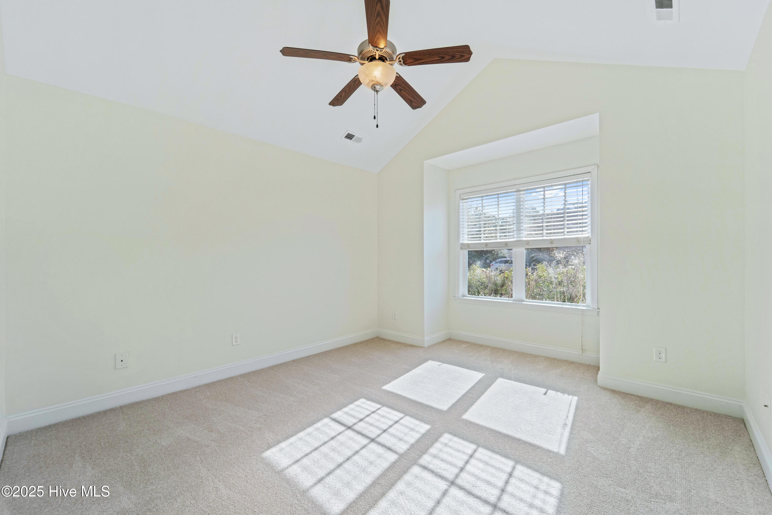 100544349 | Photo 32