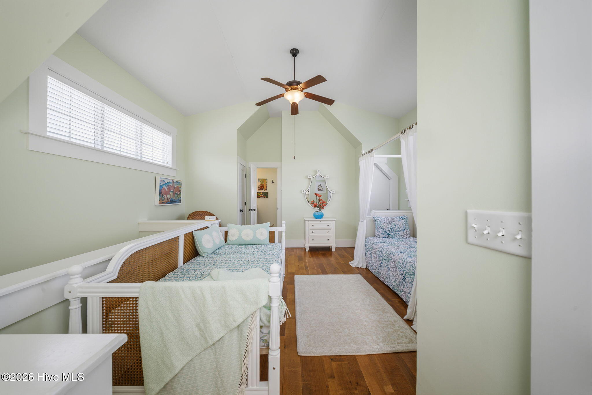 100568047 | Photo 28