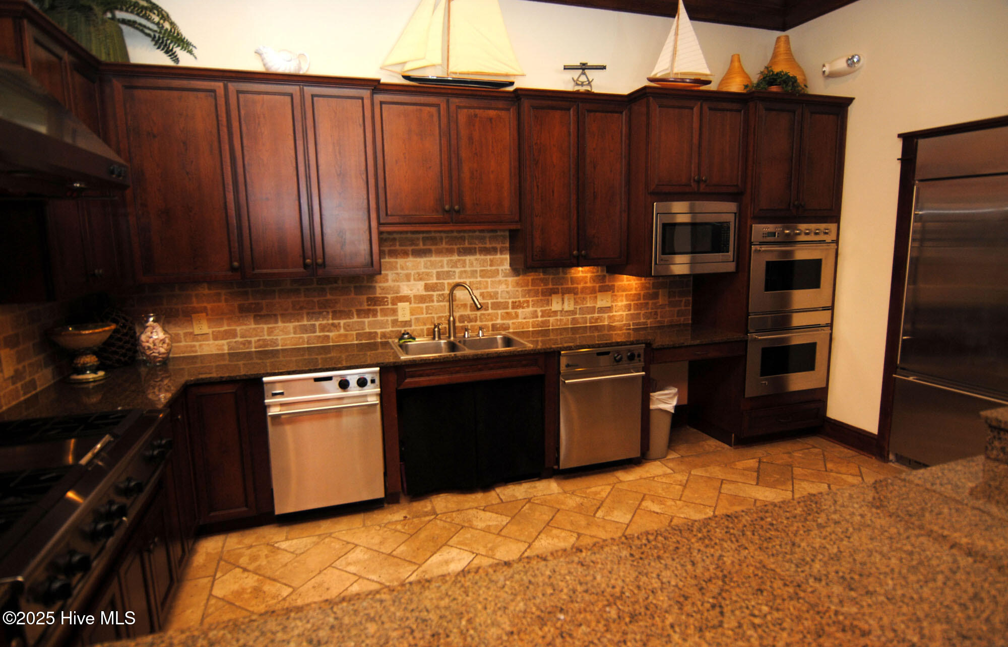 100536723 | Photo 69