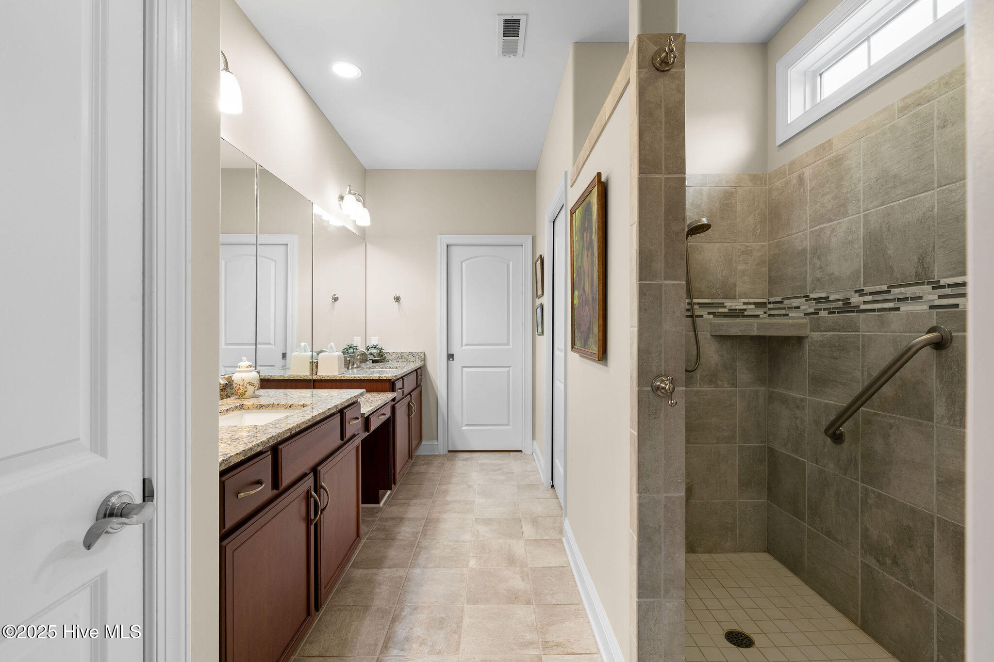 100518693 | Photo 30