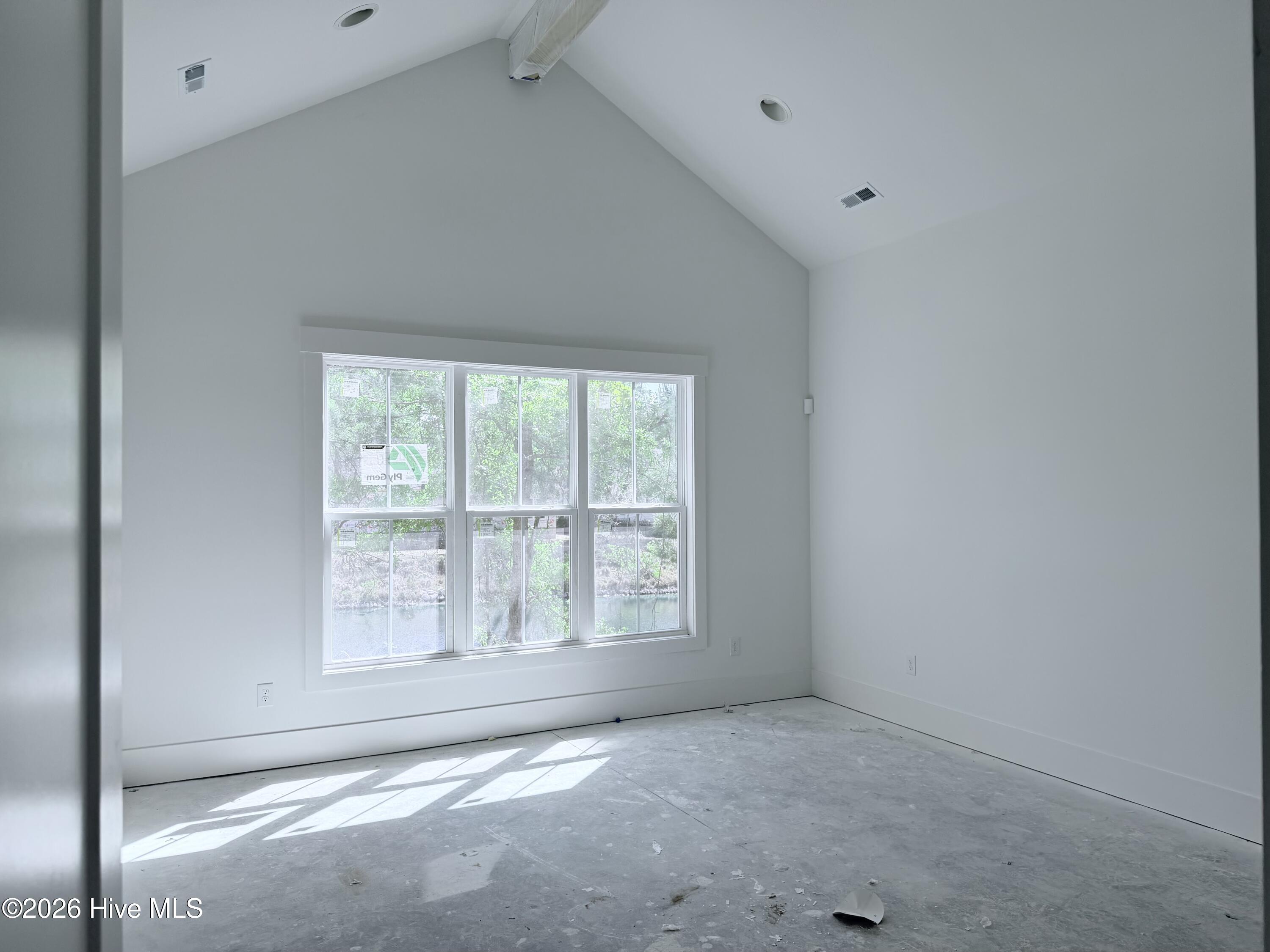 100543338 | Photo 15