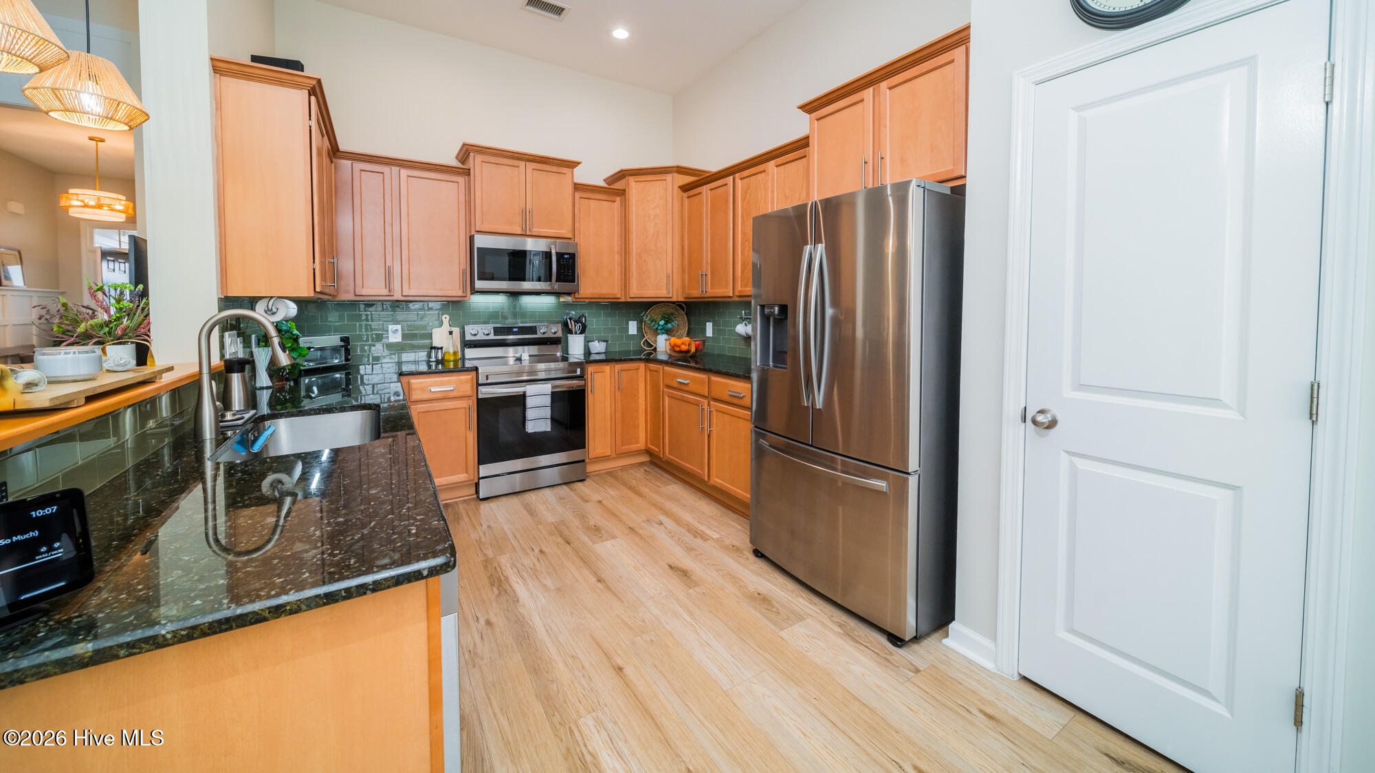 100557894 | Photo 13