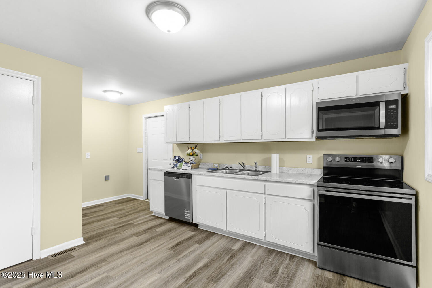 100534316 | Photo 16