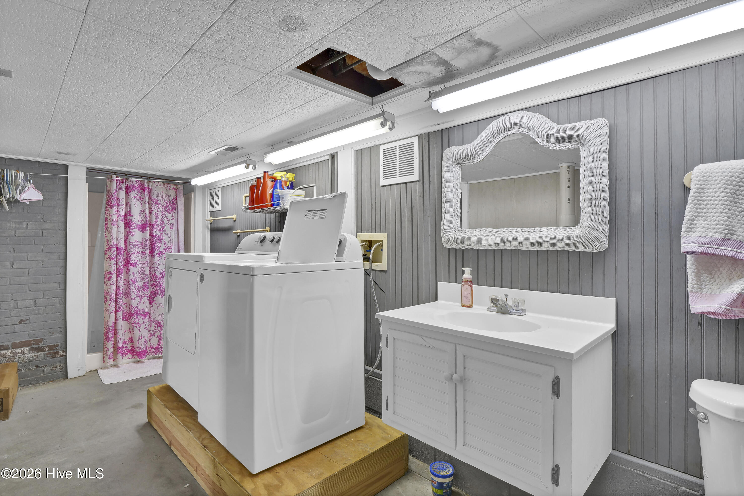 100549449 | Photo 29