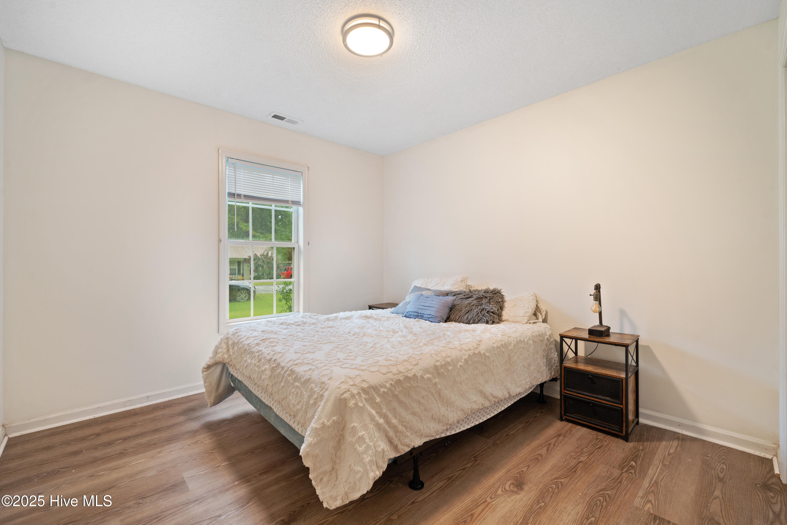 100527302 | Photo 12