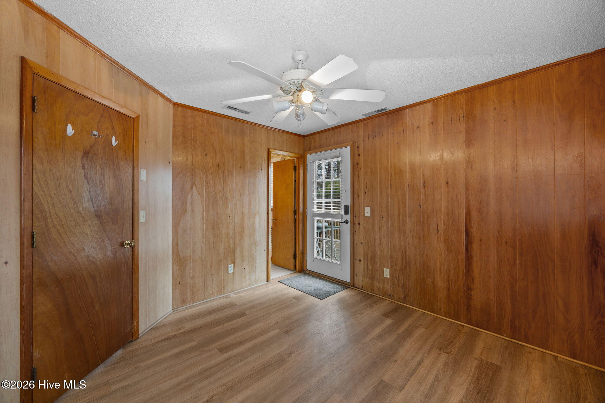 100555890 | Photo 19