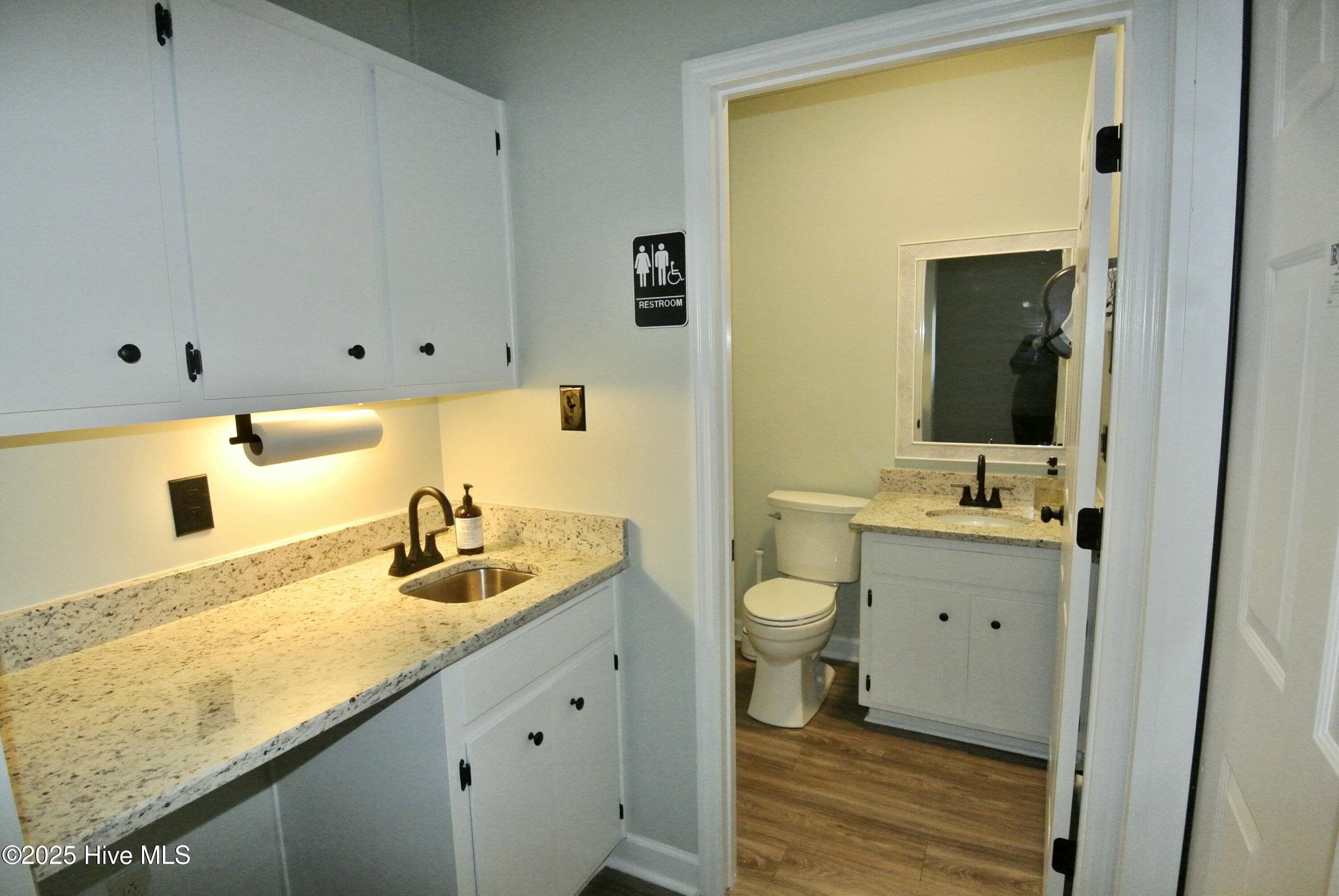 Kitchenette & bathroom