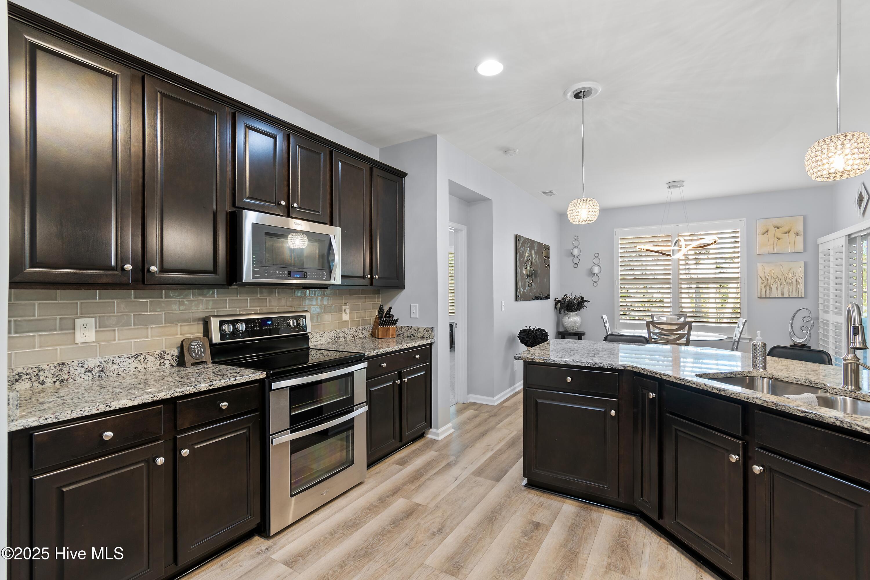 100542898 | Photo 25