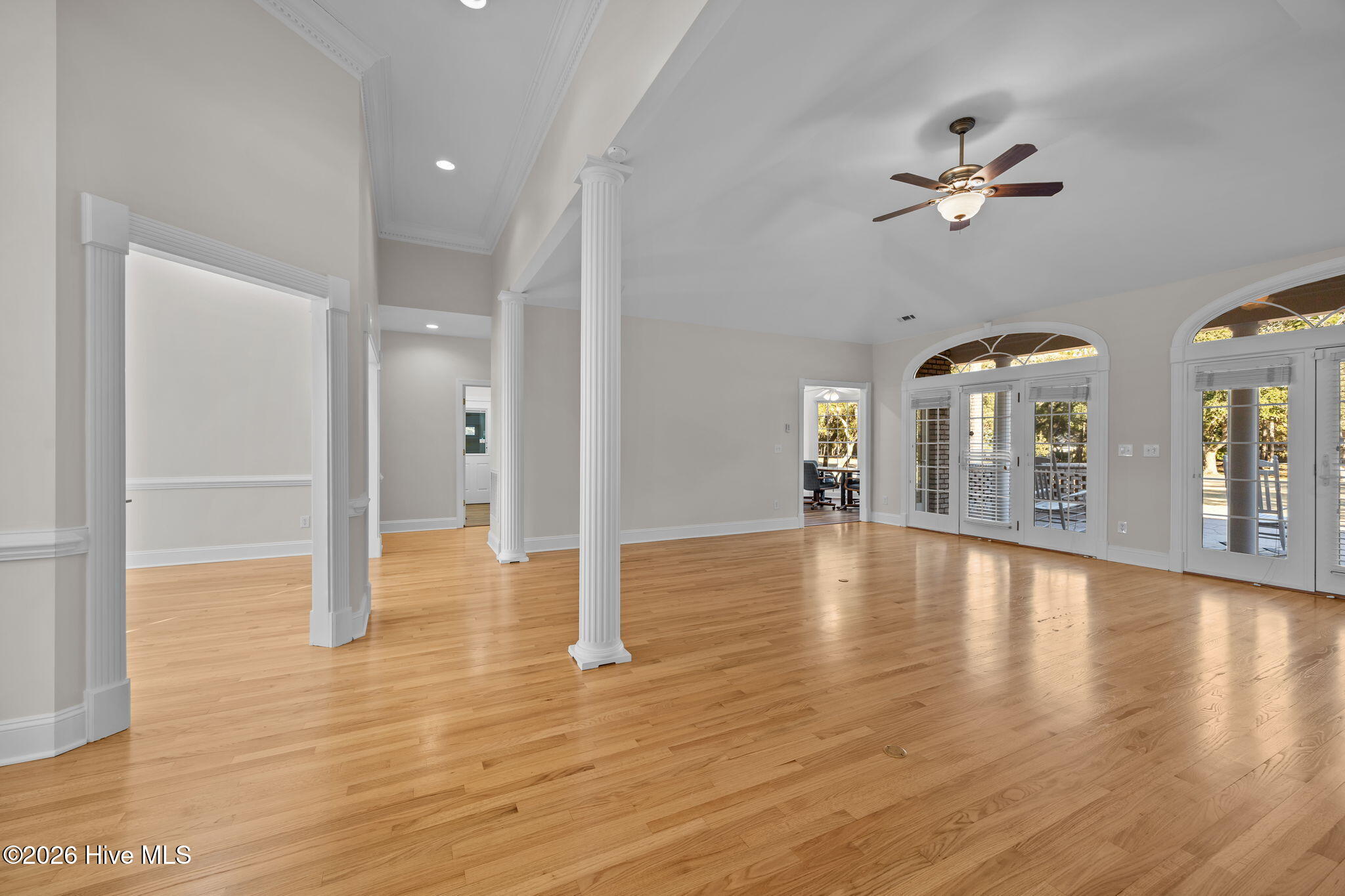 100548022 | Photo 11