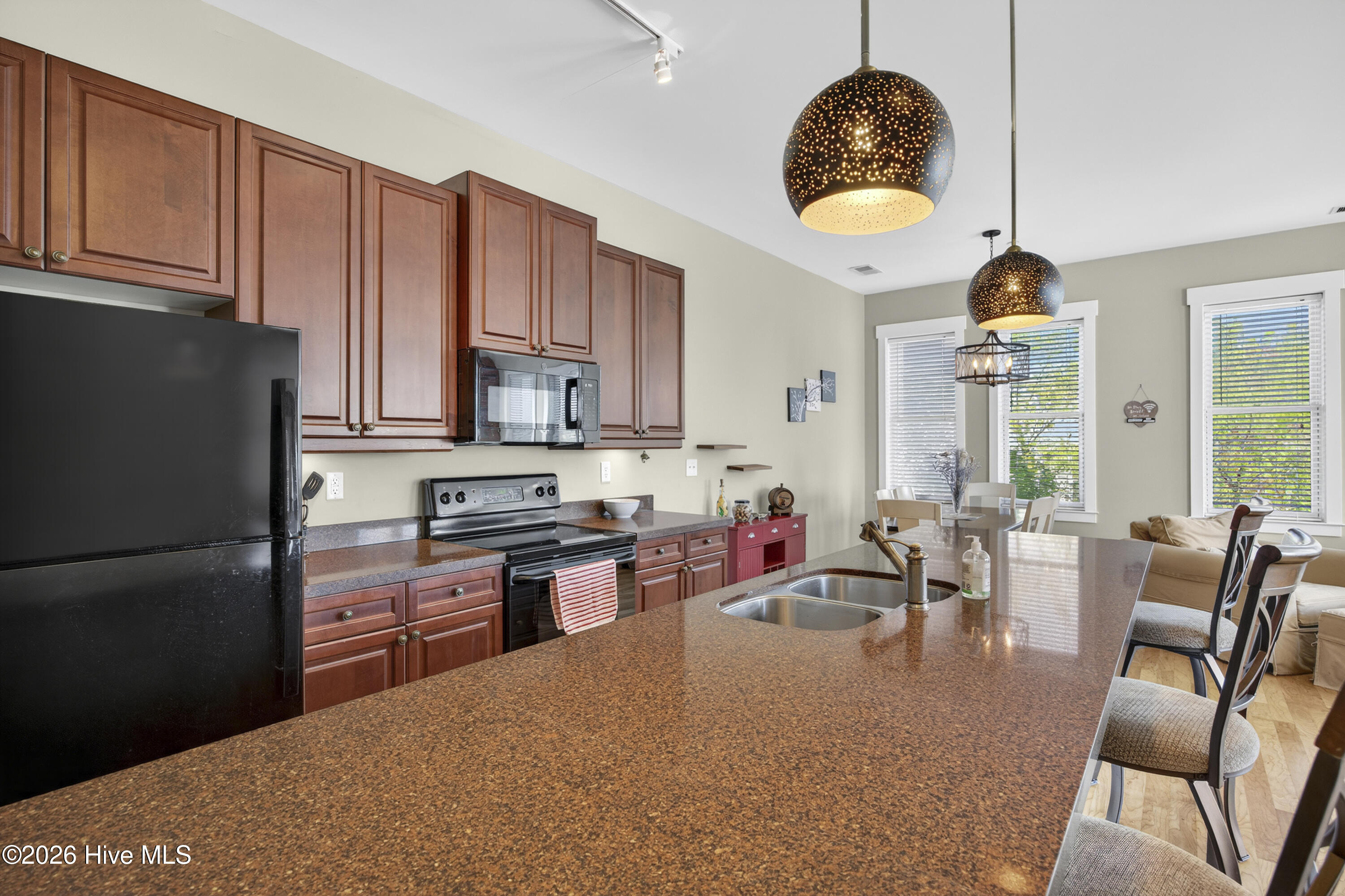 100562157 | Photo 22