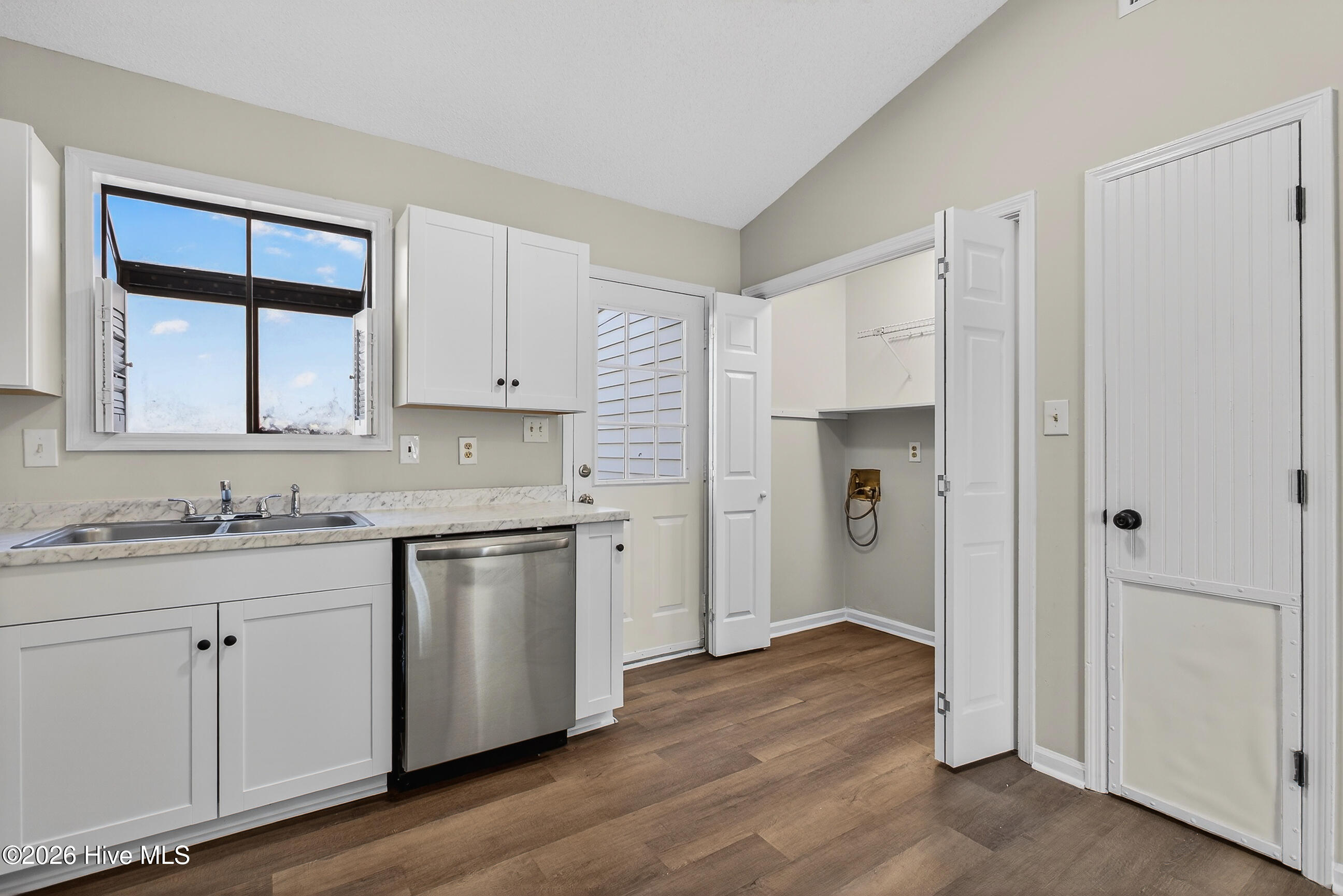 100549114 | Photo 10