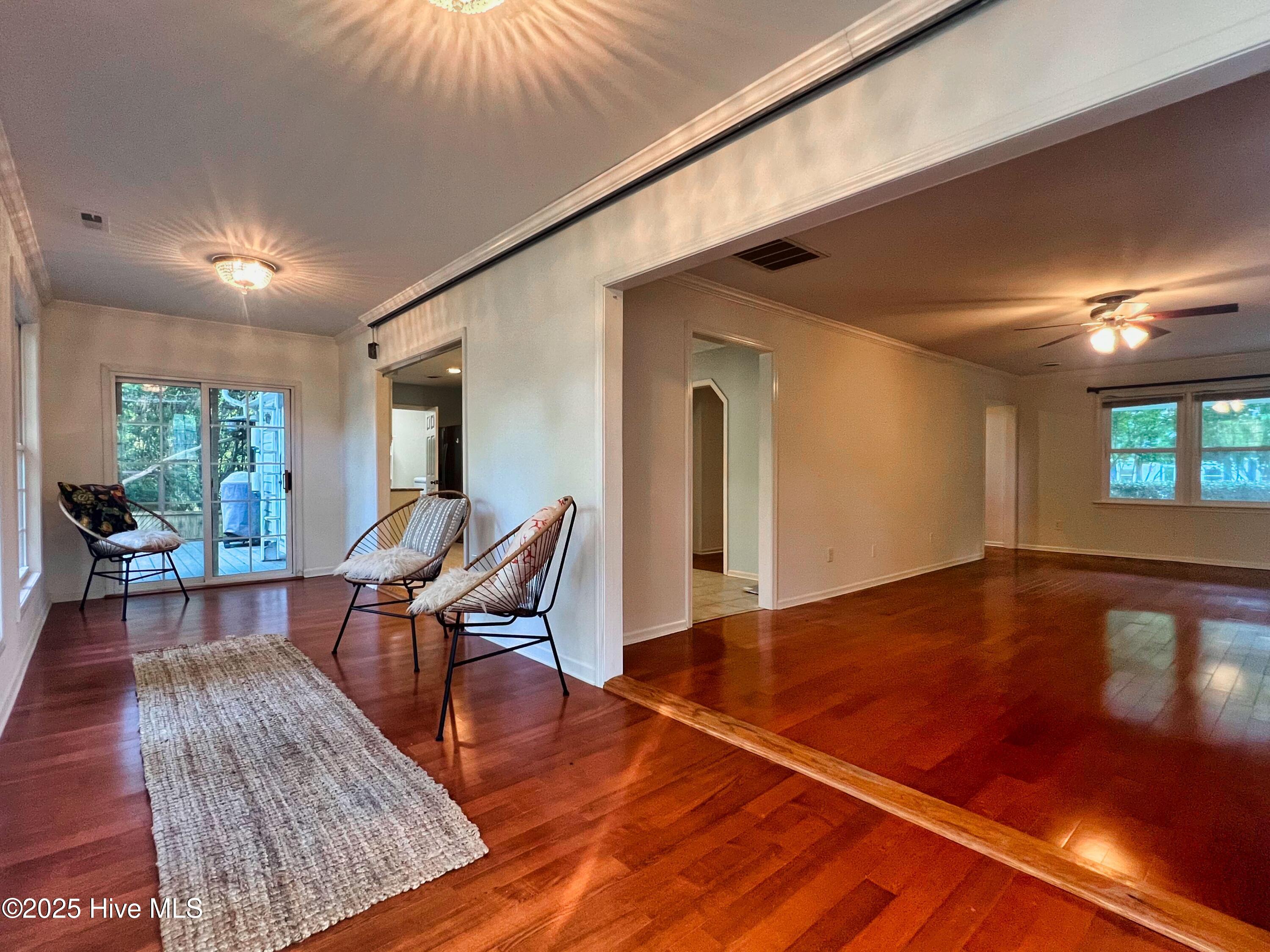 100521049 | Photo 11