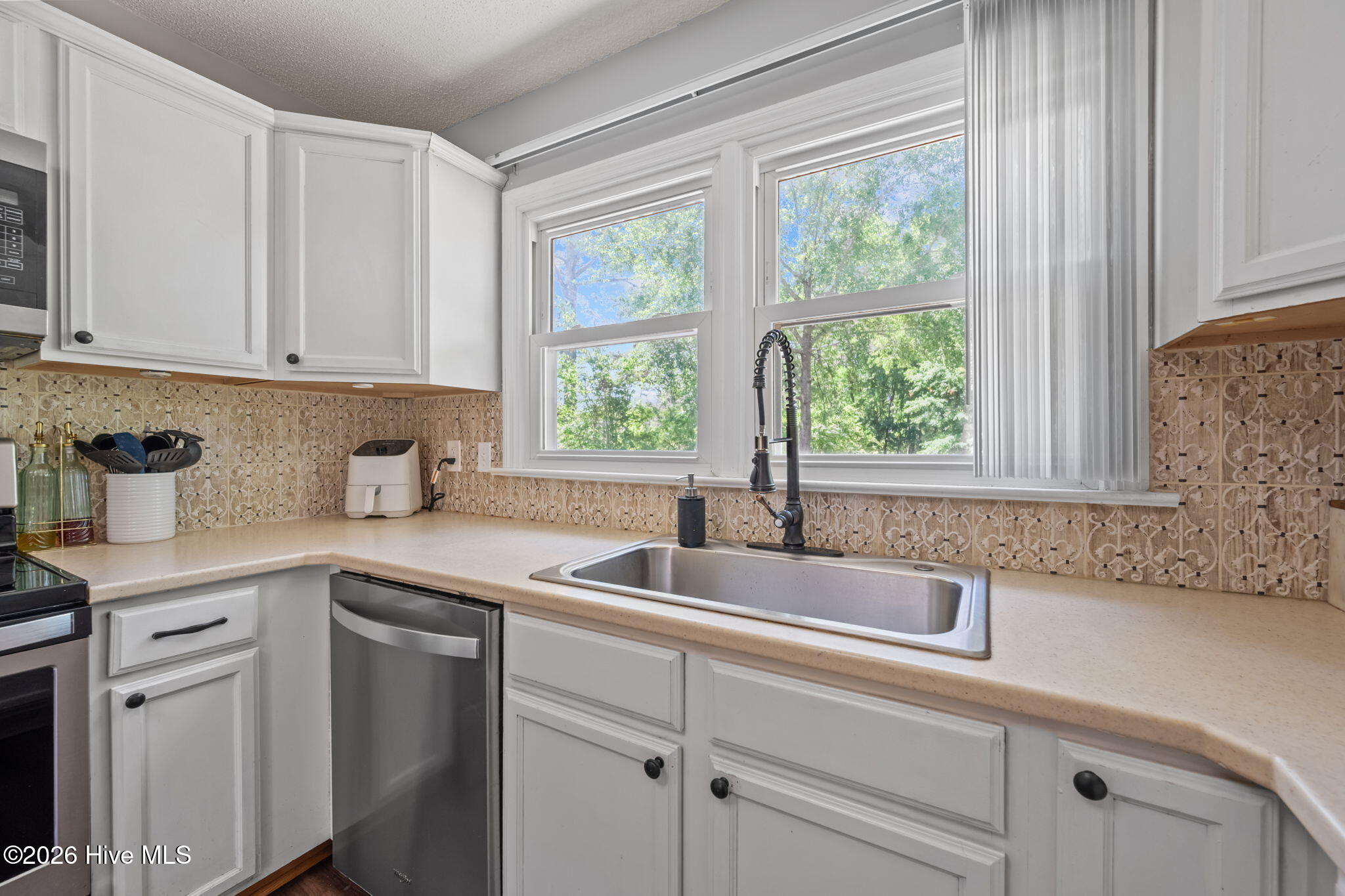 100569028 | Photo 27