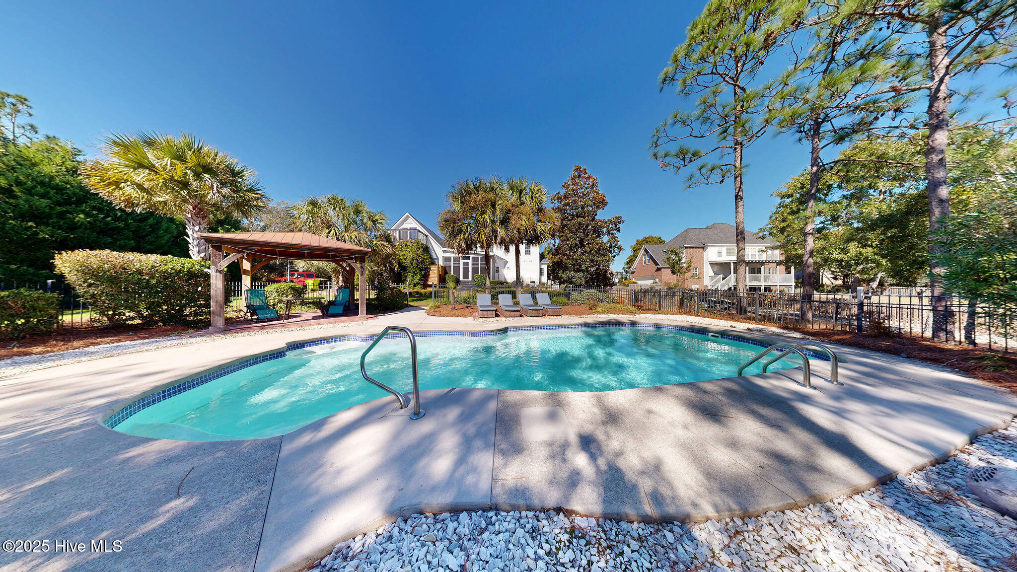 100565537 | Photo 19