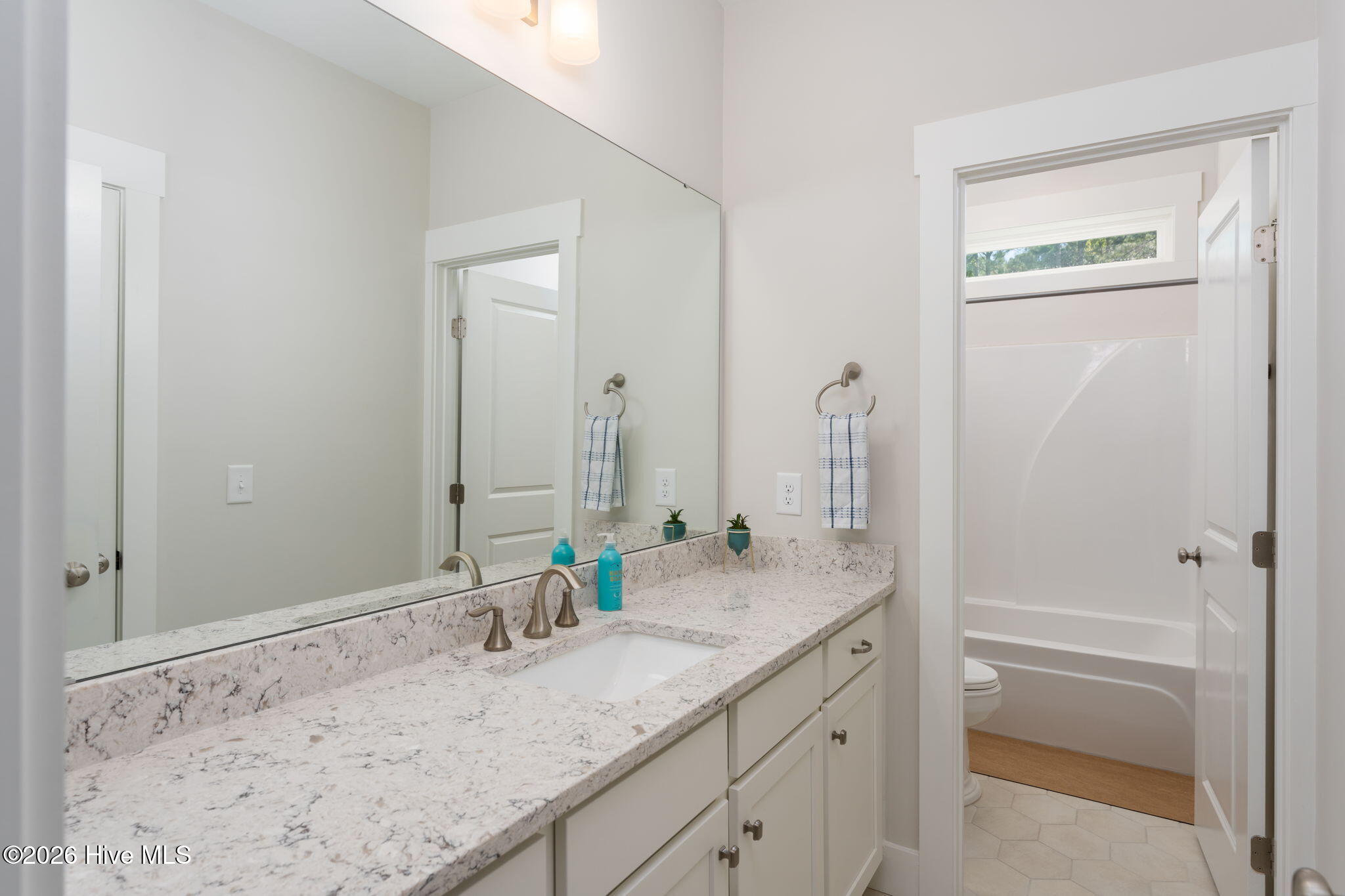 100564713 | Photo 40