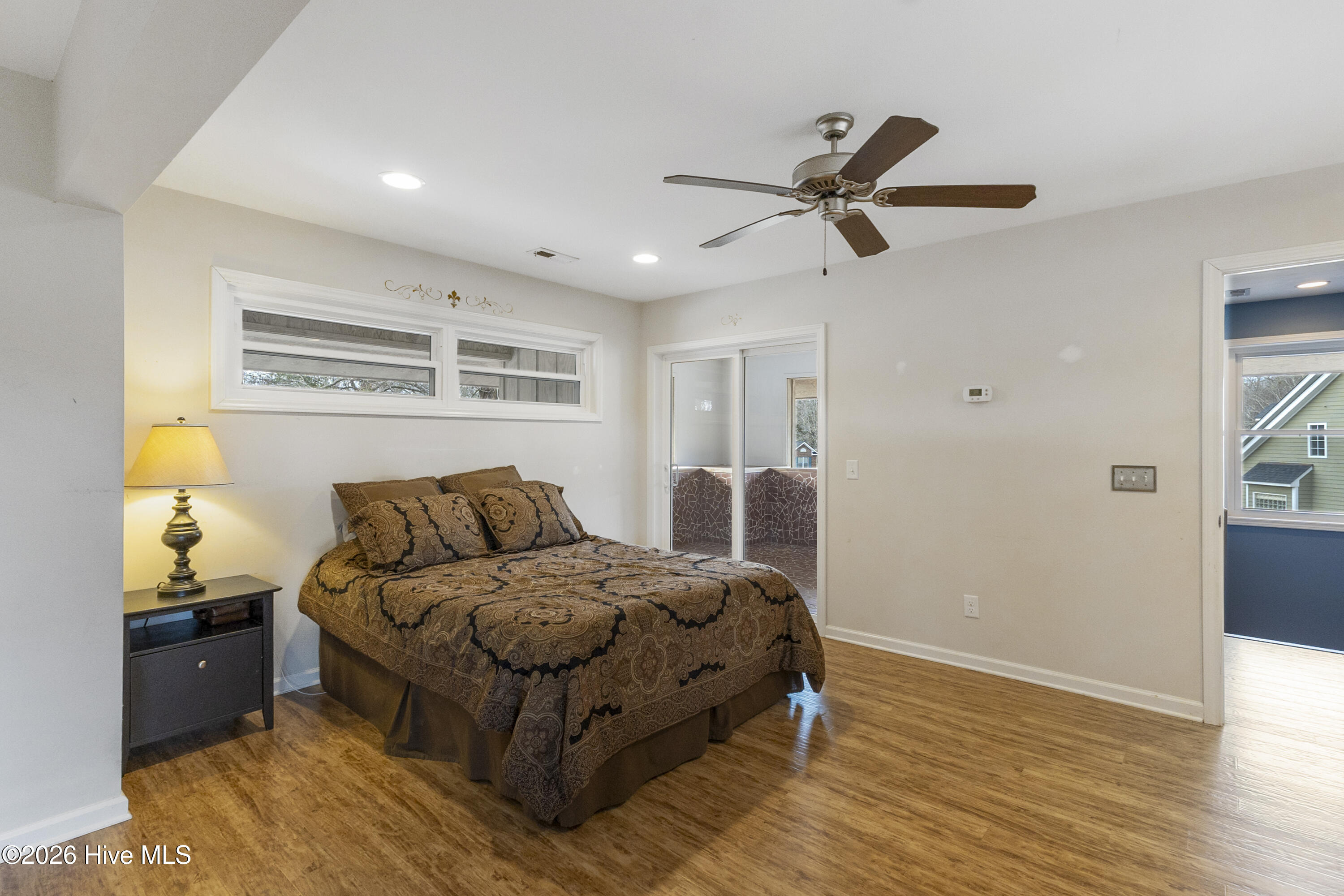 100550645 | Photo 28