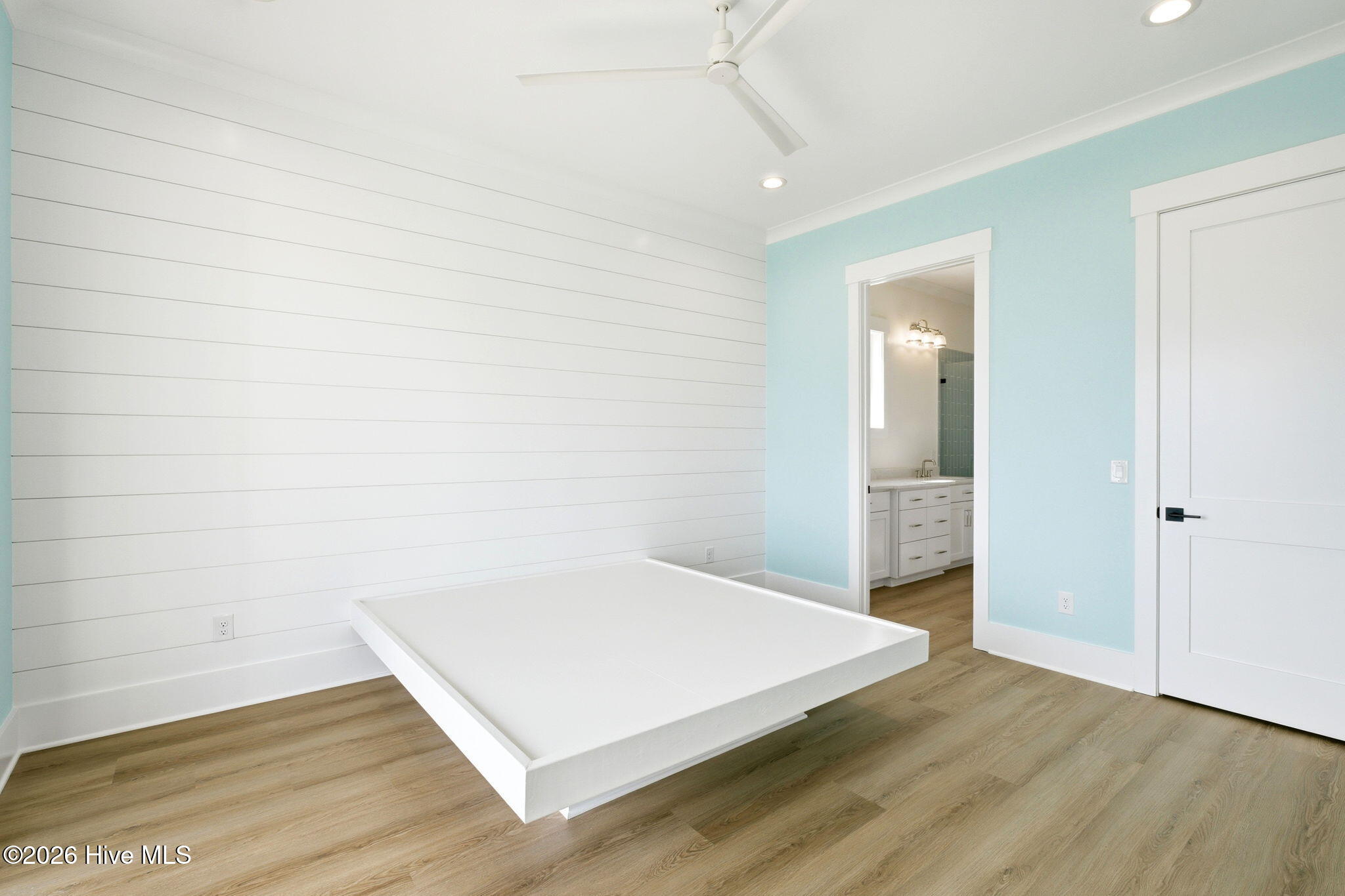 100564673 | Photo 24