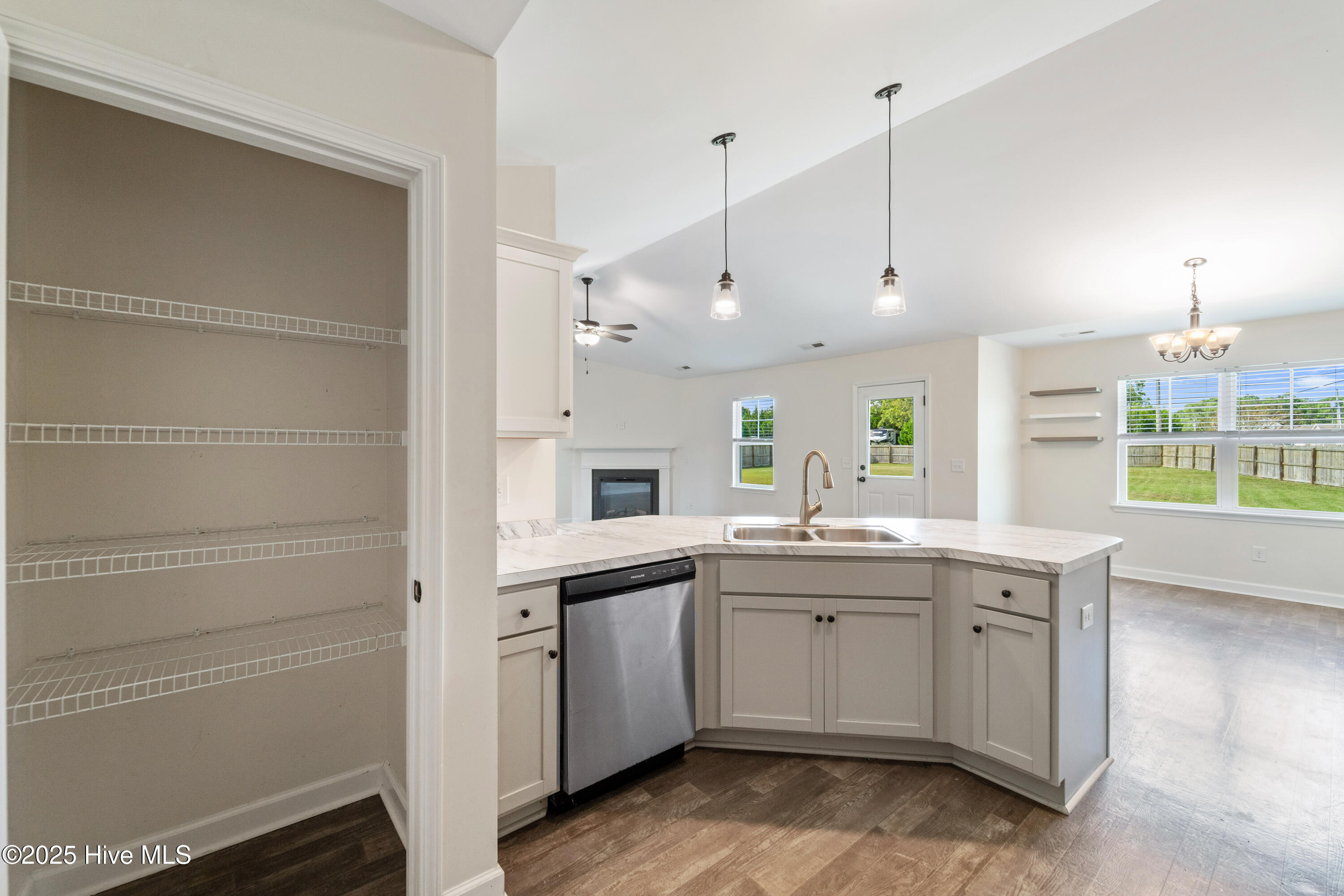 100534550 | Photo 14