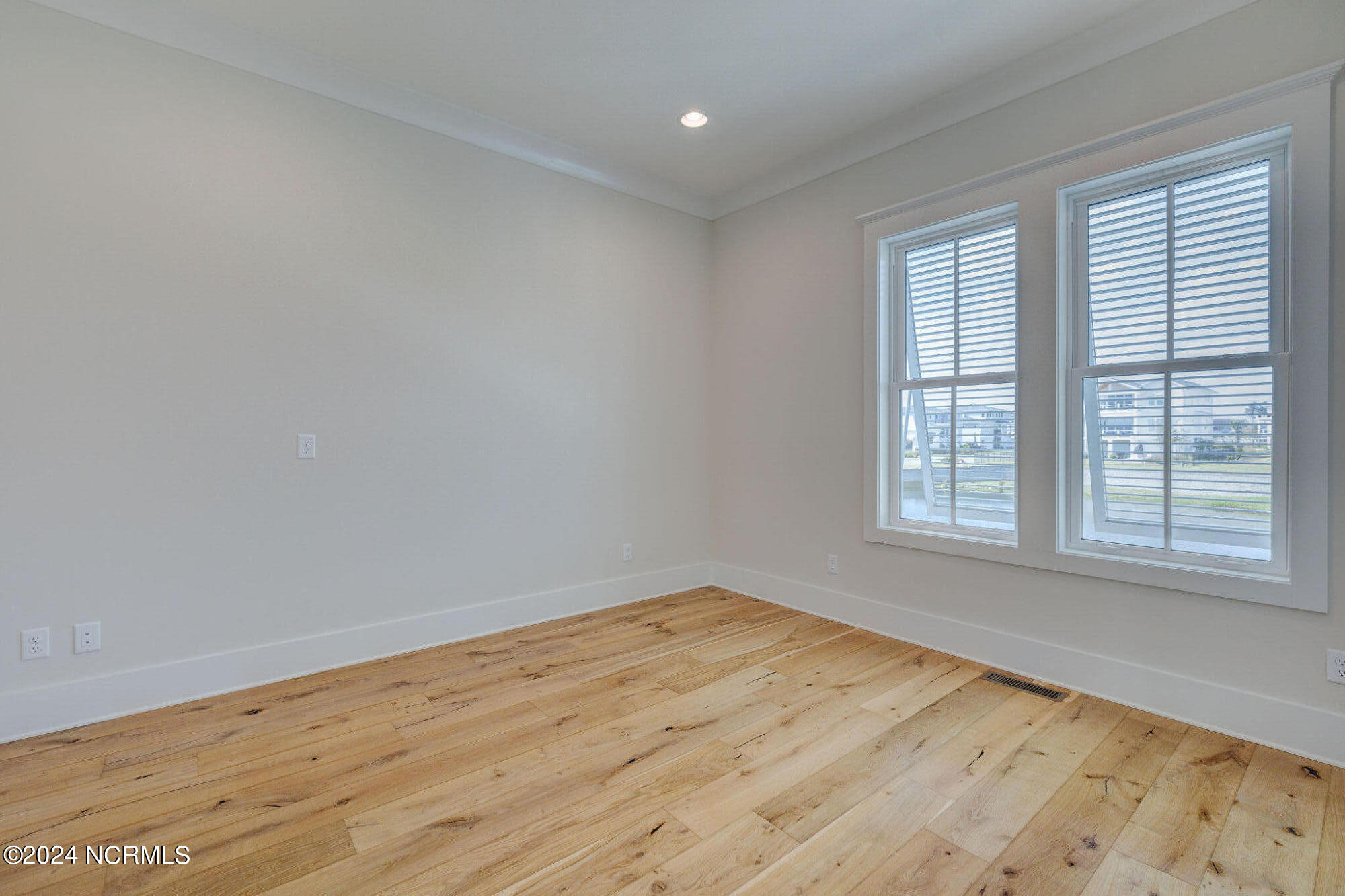 100547028 | Photo 38