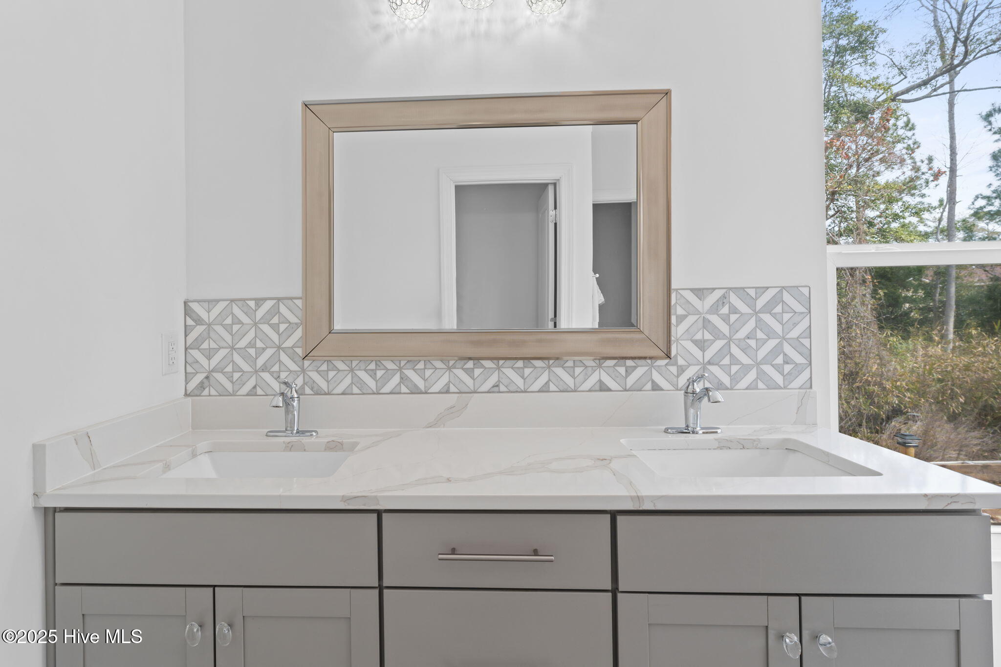 100528338 | Photo 28