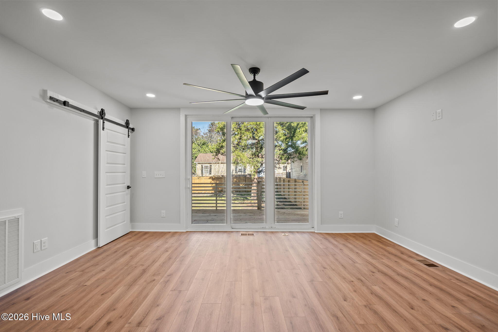 100550651 | Photo 19