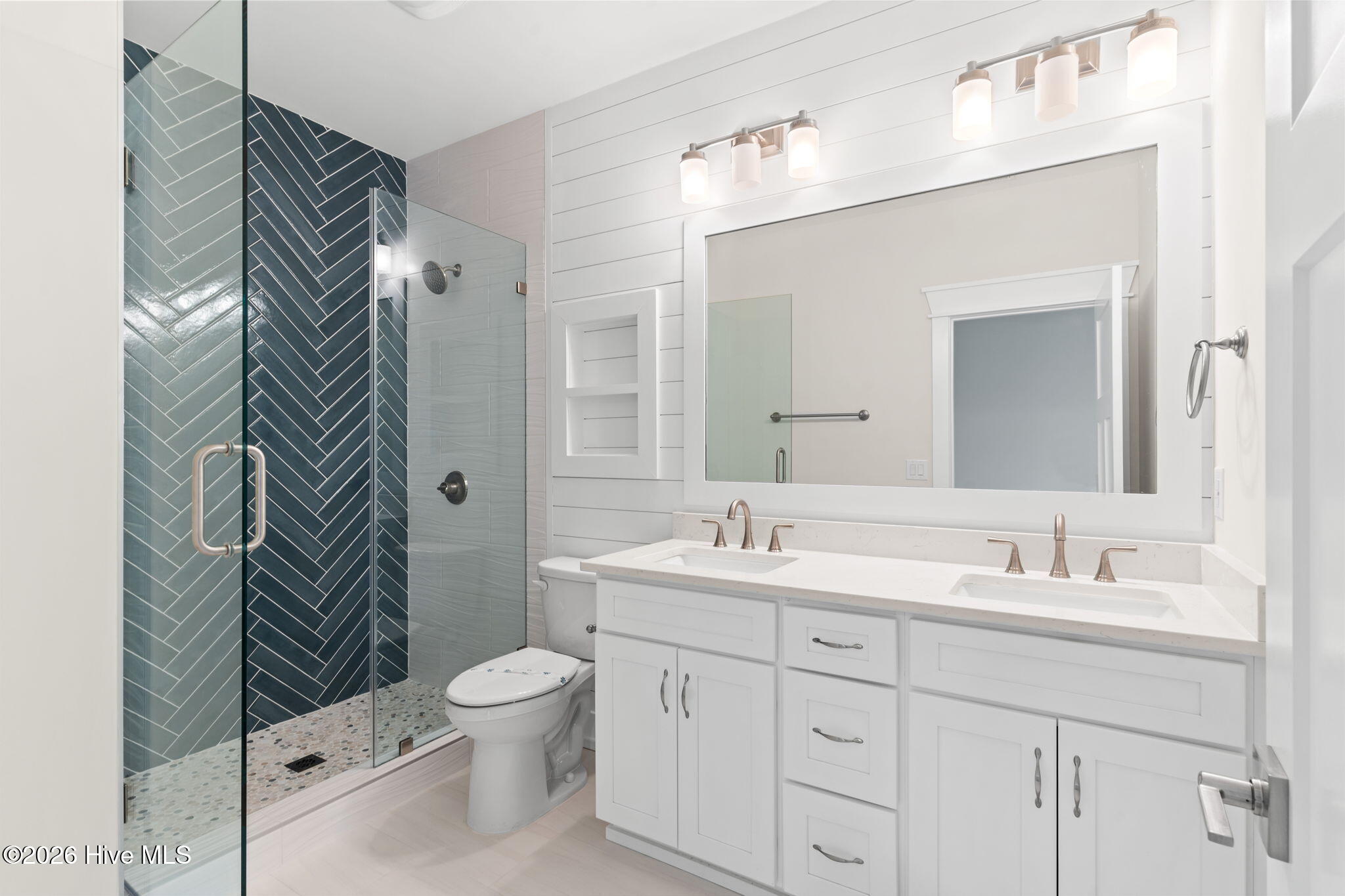 100558448 | Photo 28