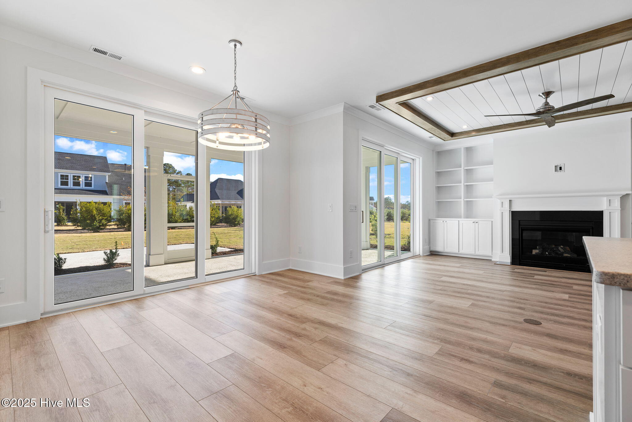 100523885 | Photo 30