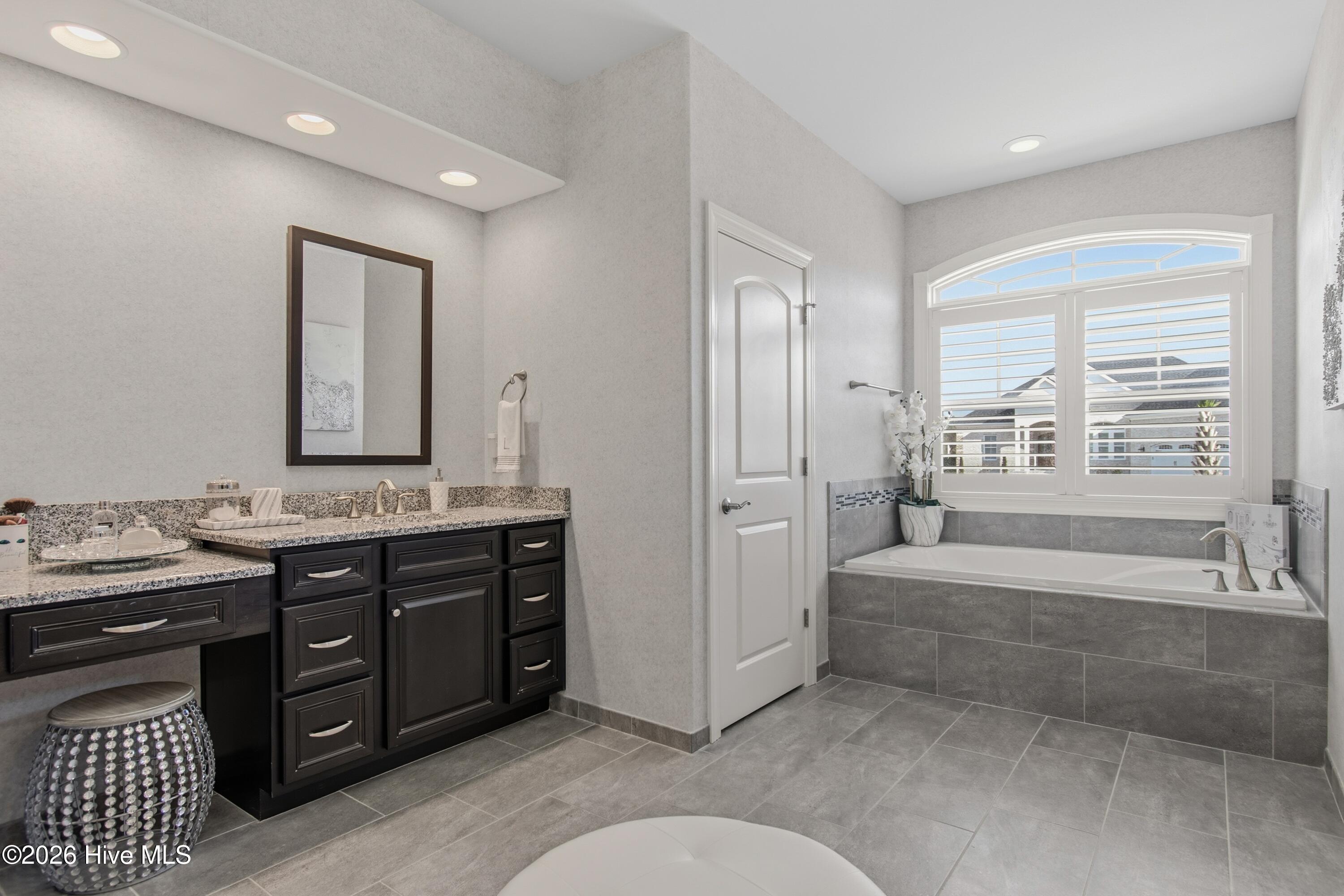 100548705 | Photo 40