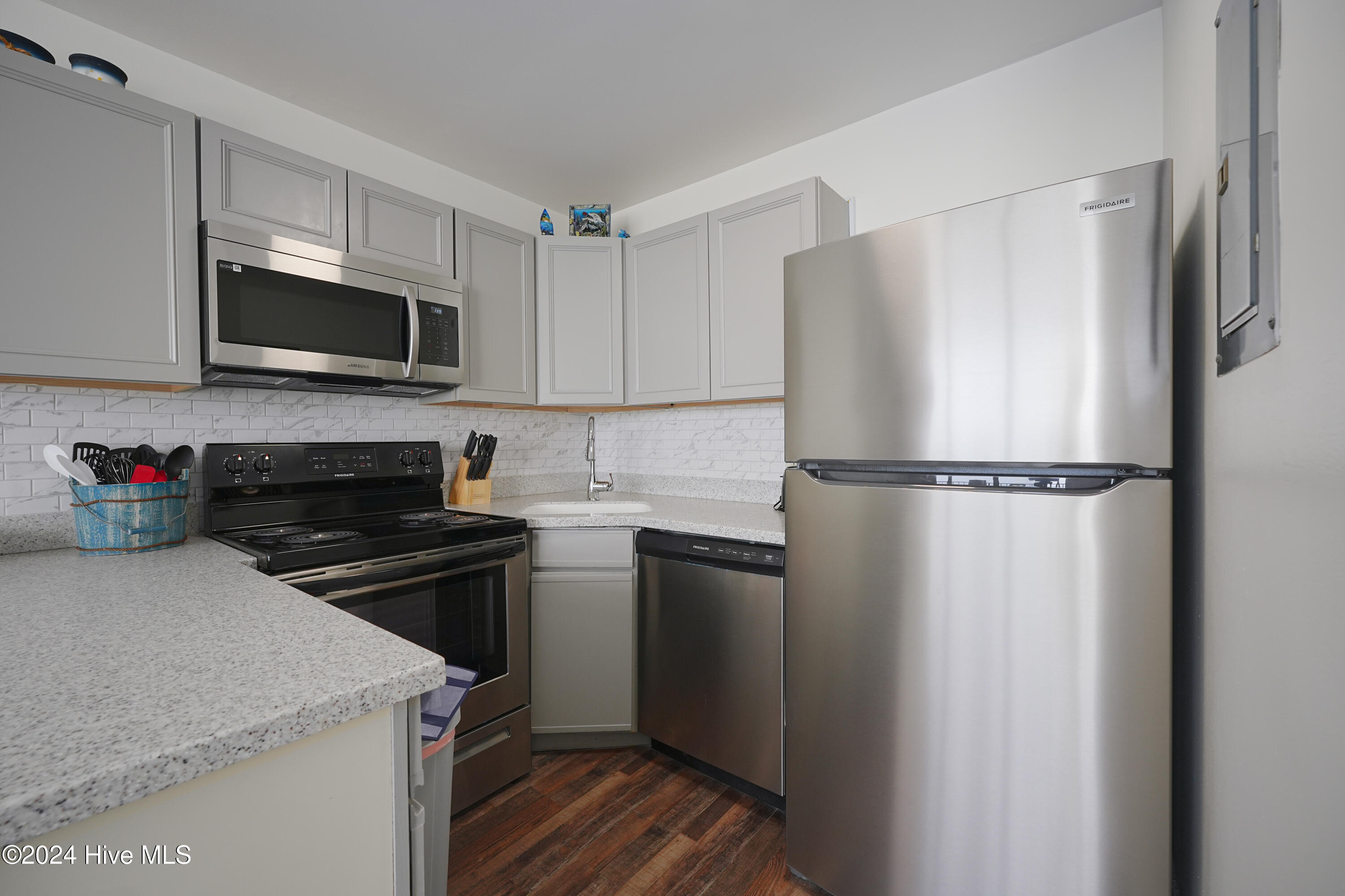 1615 Lake Park Boulevard S, Carolina Beach, NC 28428 – photo 5: 11-A7404433