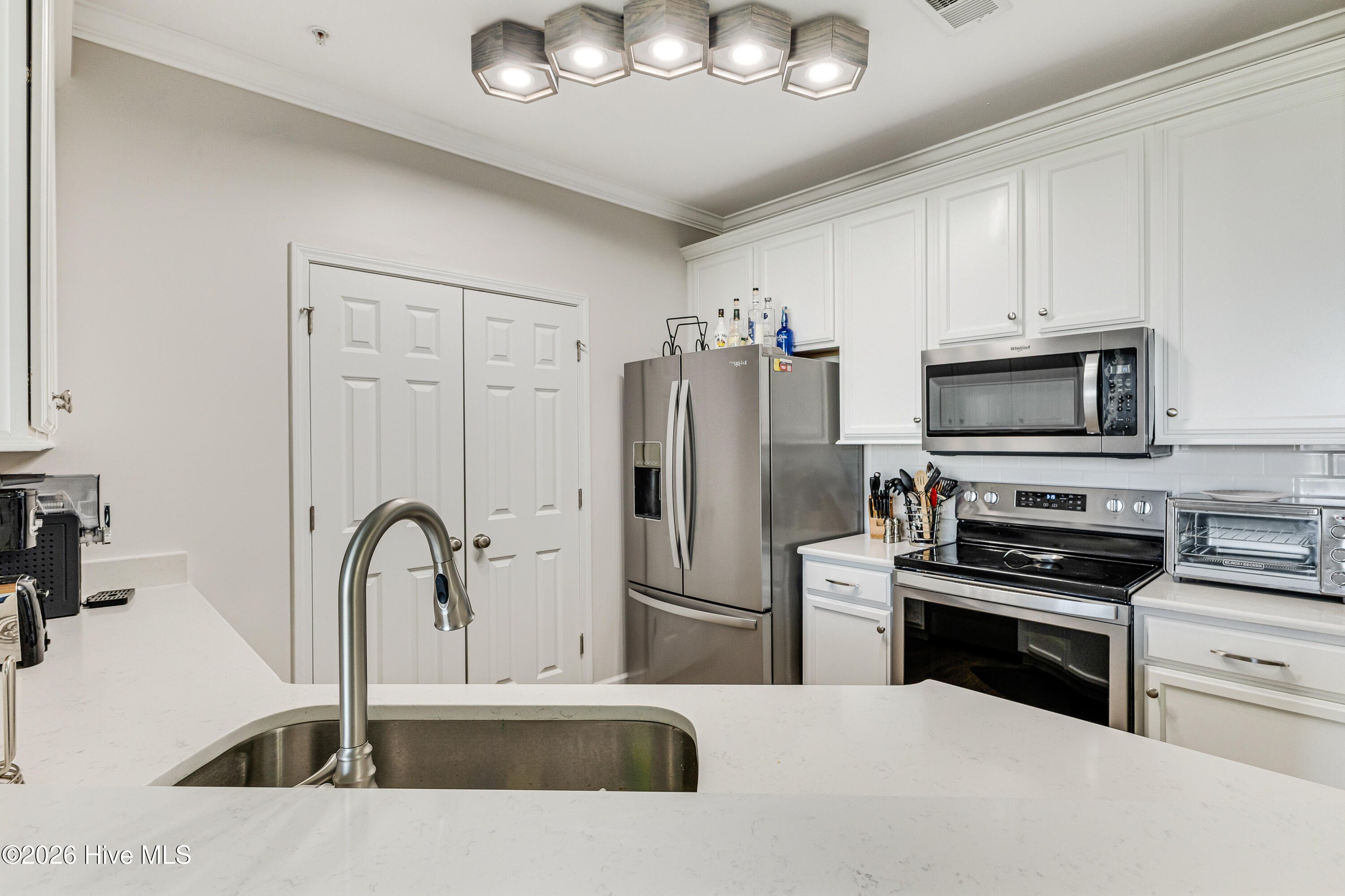 100569606 | Photo 10