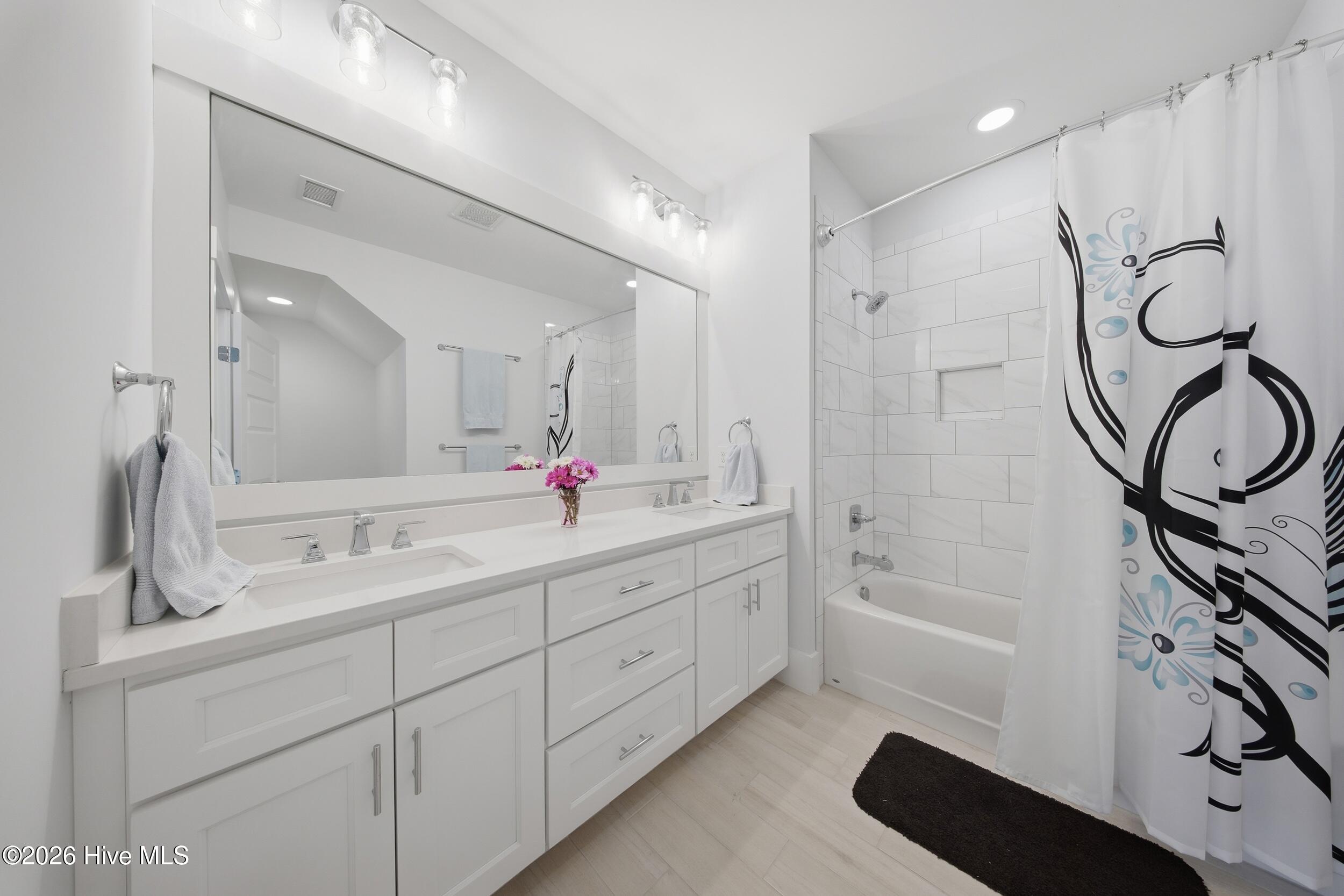 100563980 | Photo 63