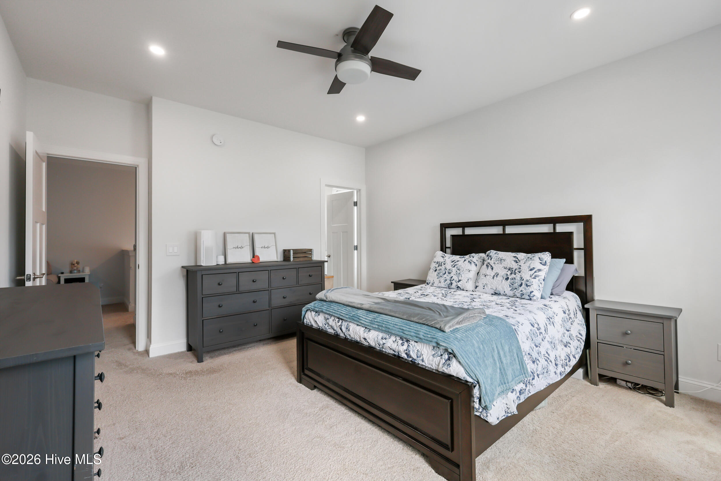 100569219 | Photo 28