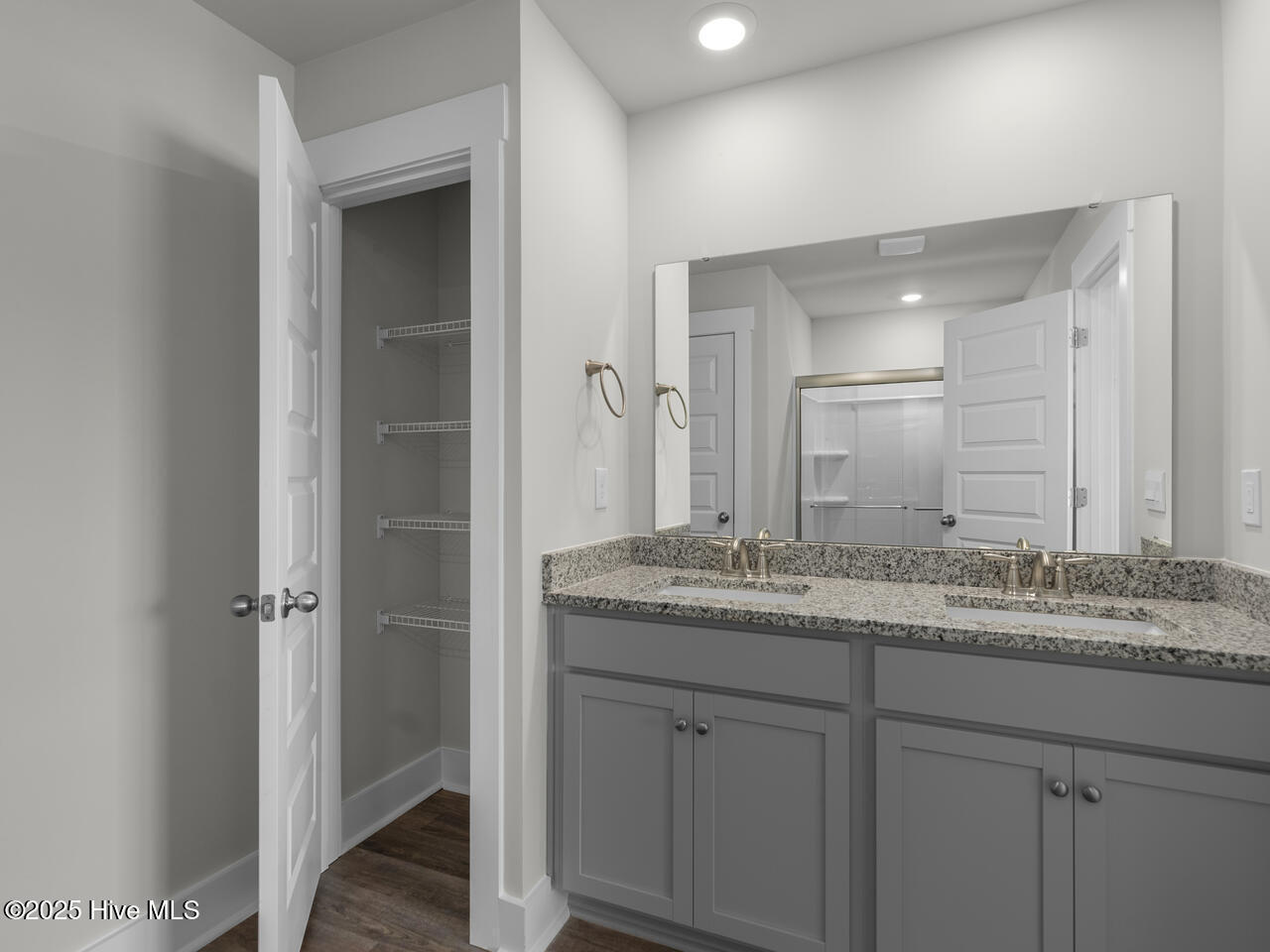 100558995 | Photo 24