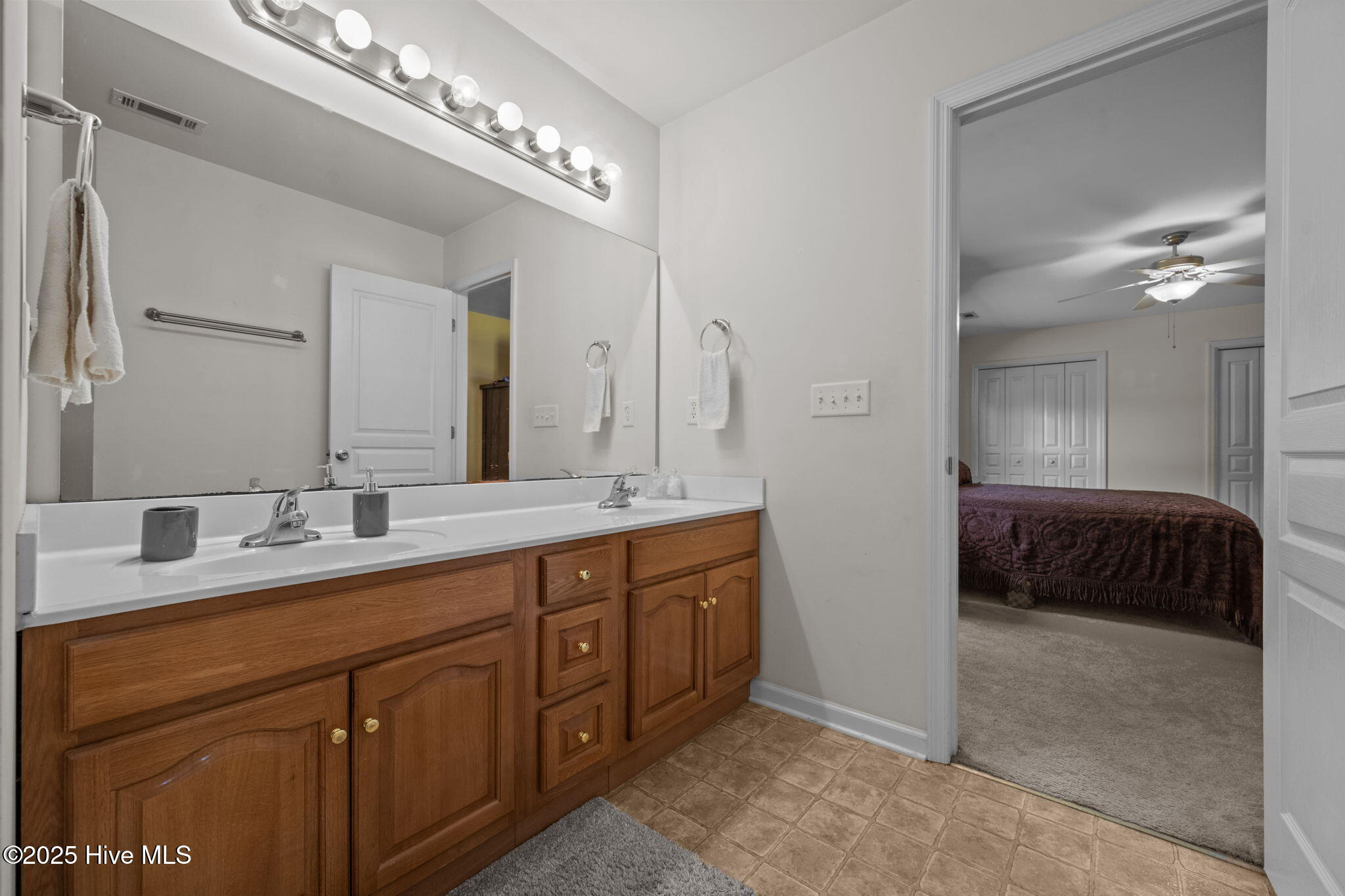 100526842 | Photo 19