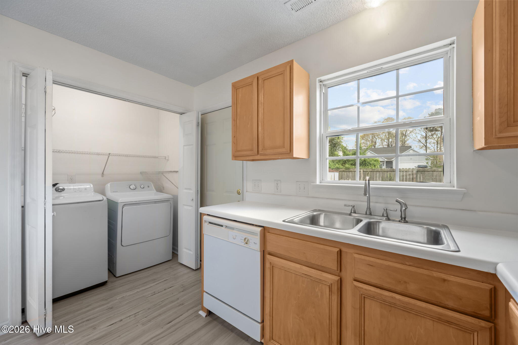 100562645 | Photo 11