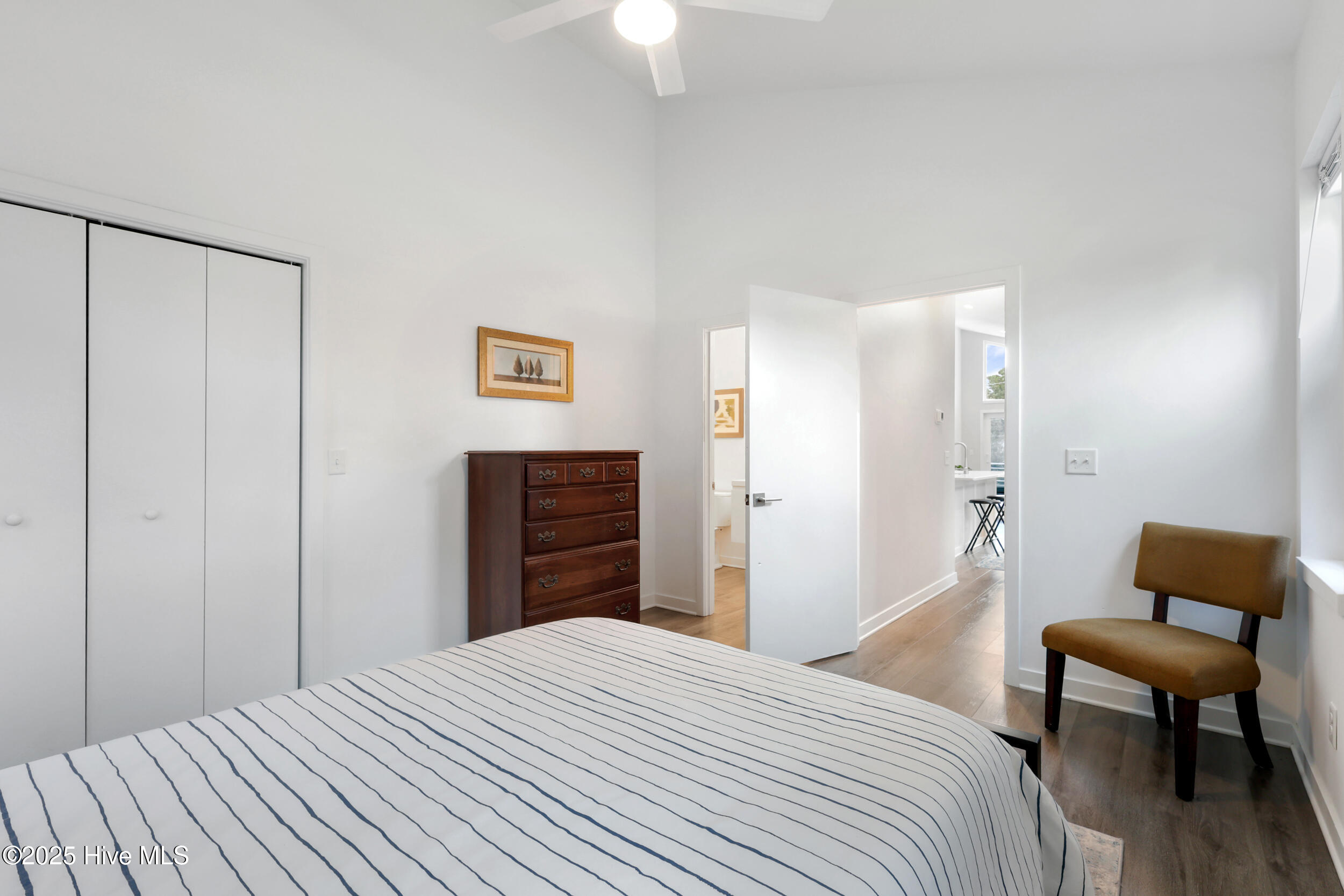 100530108 | Photo 12