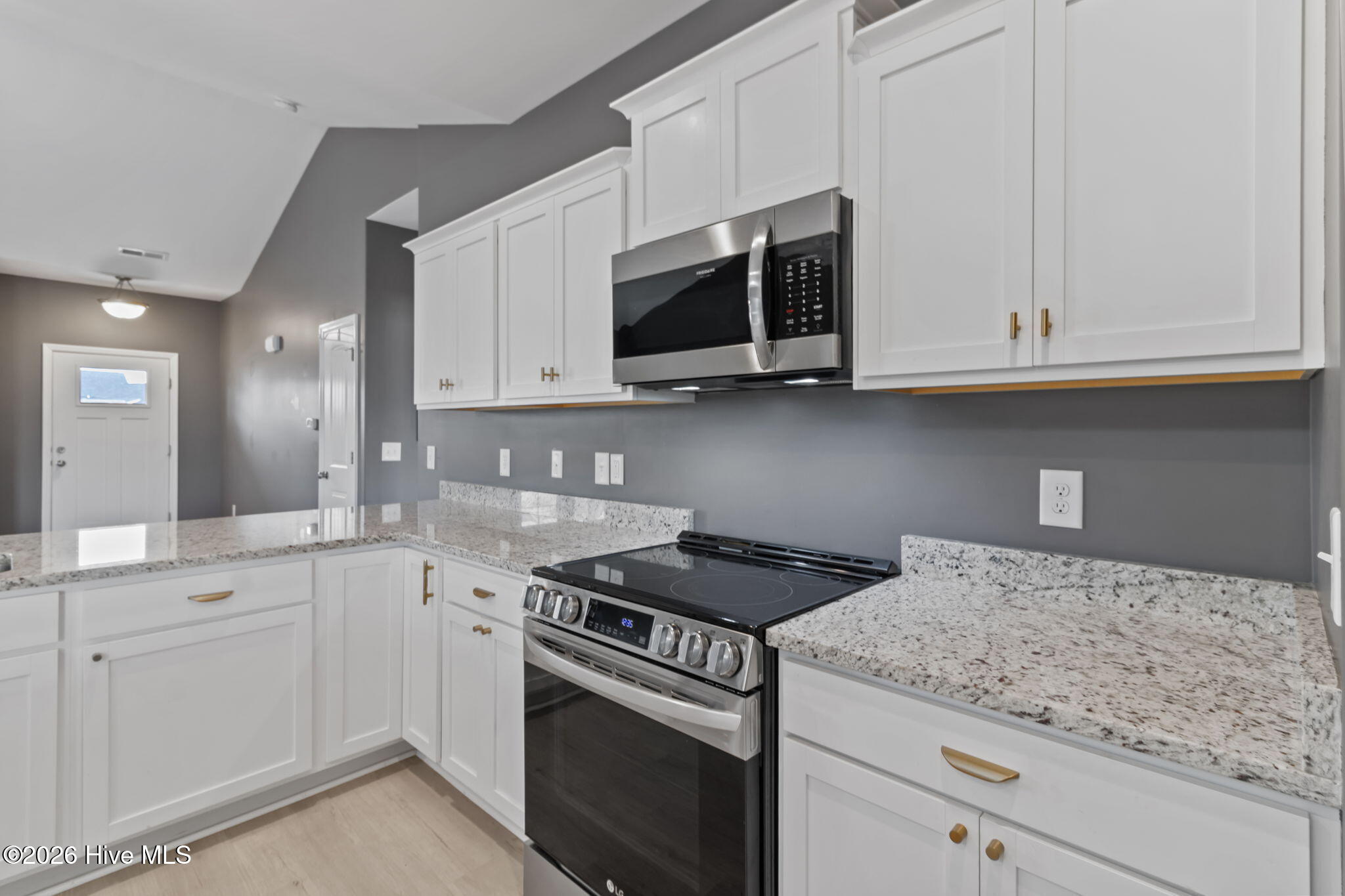 100560163 | Photo 12