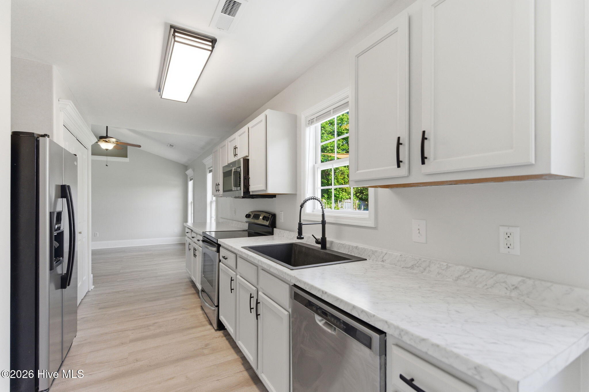 100570118 | Photo 16