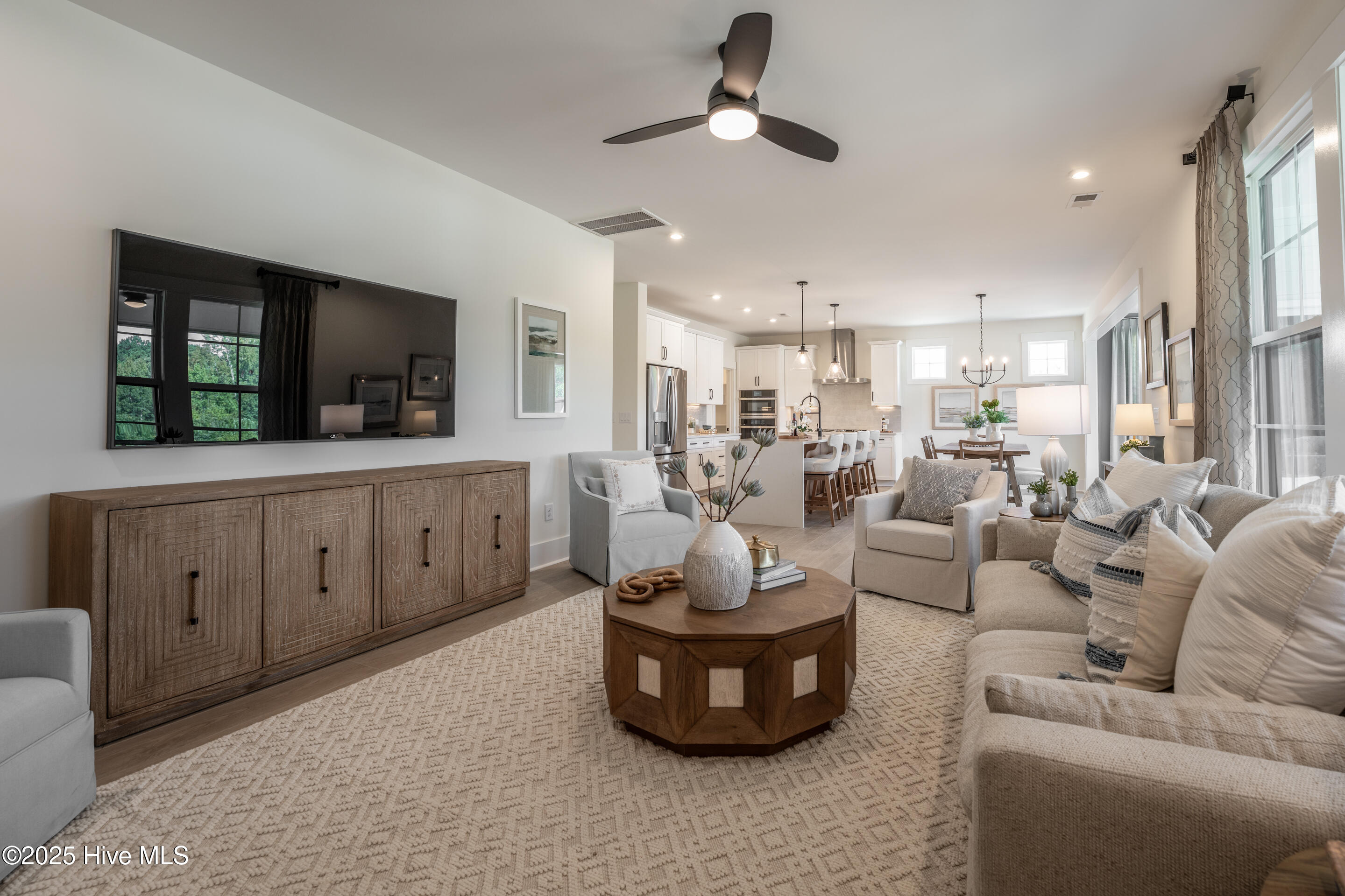 100561163 | Photo 20