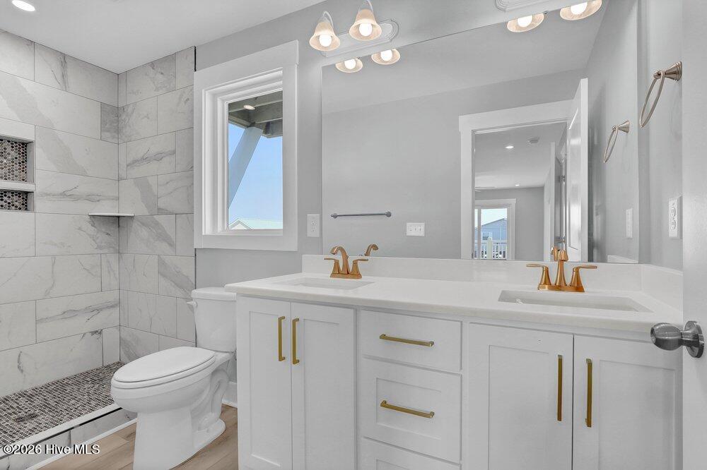 100552100 | Photo 32