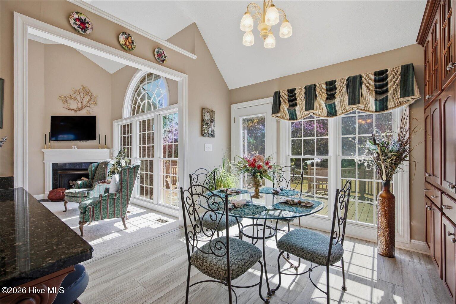 100560950 | Photo 16