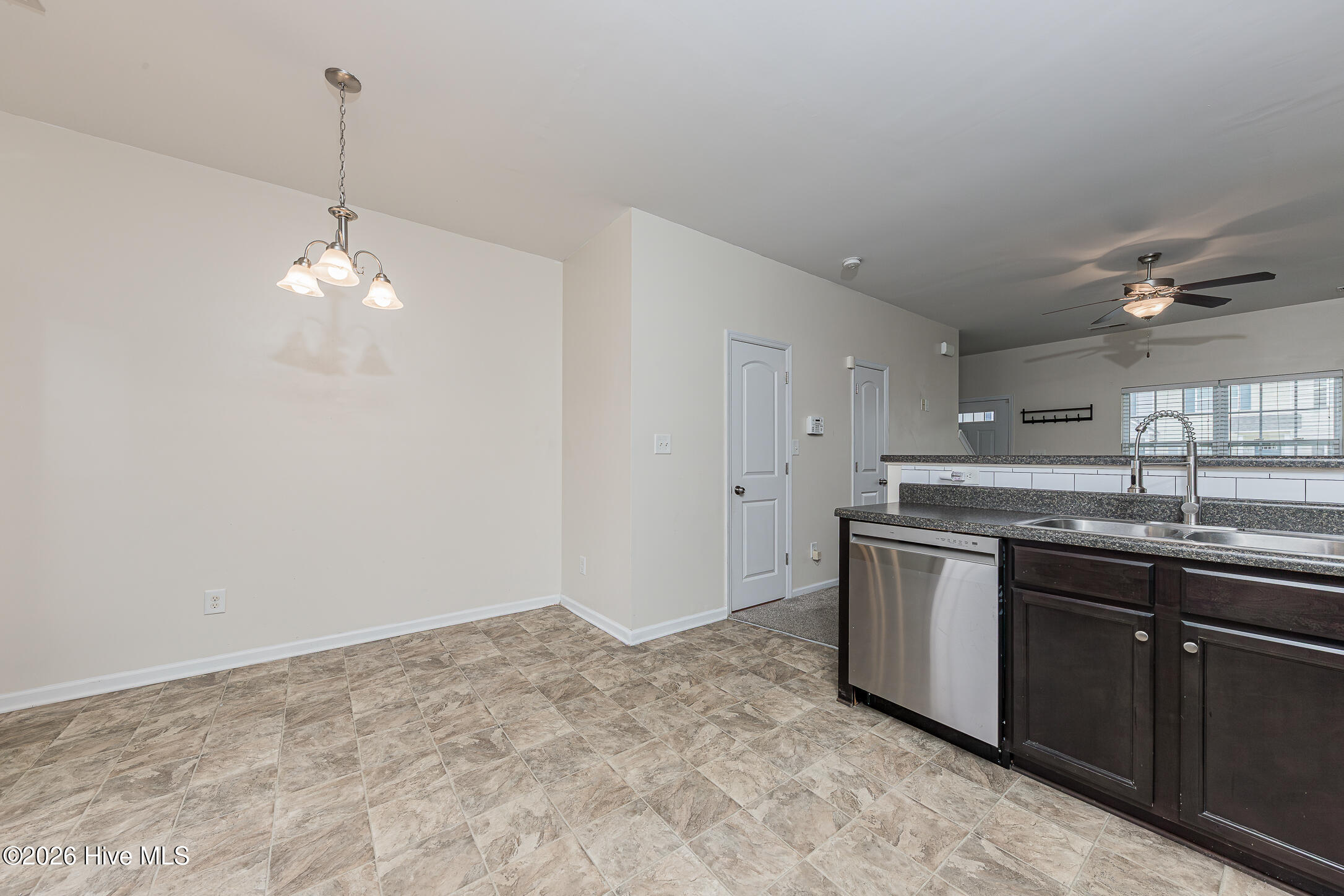 100562651 | Photo 14