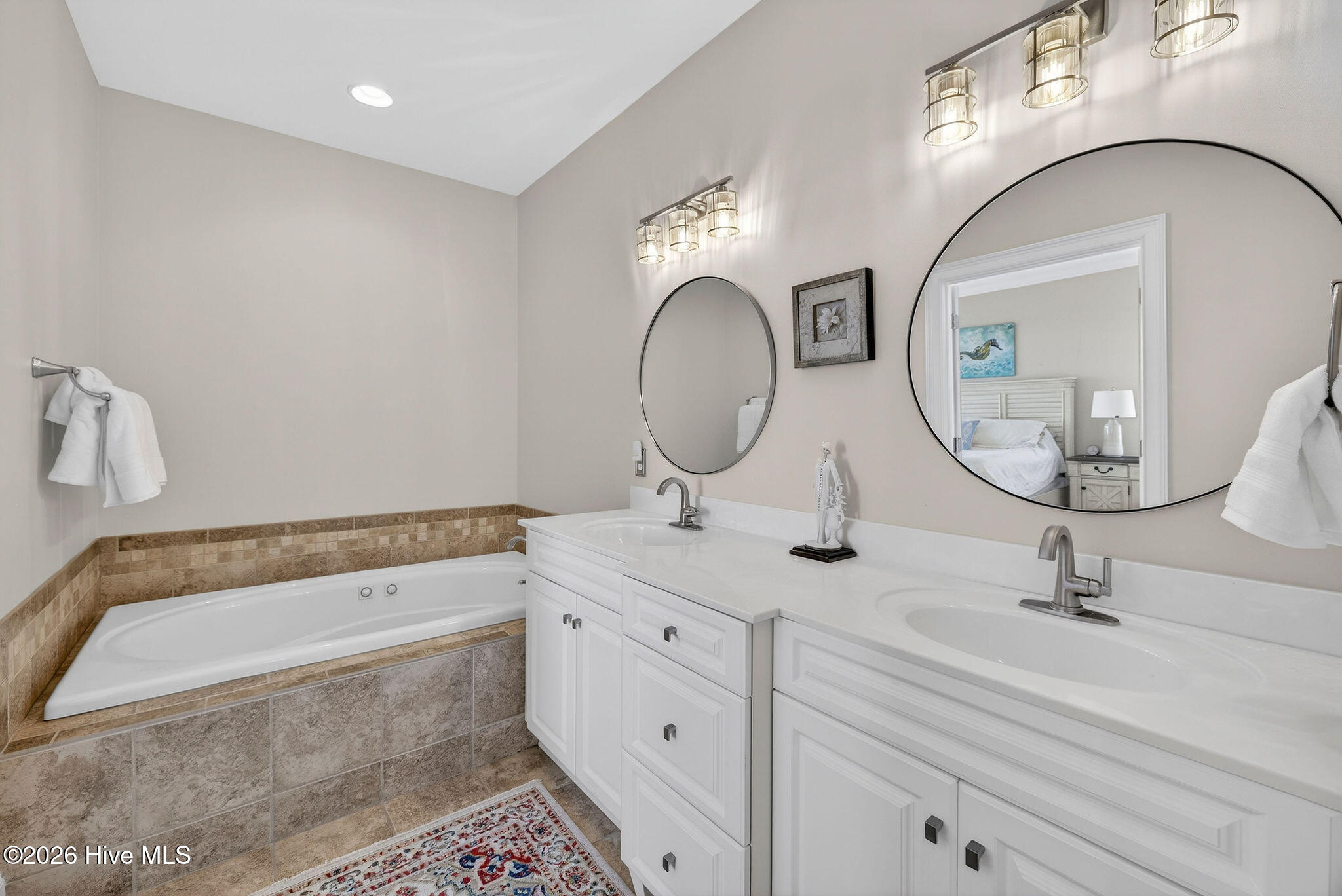 100562225 | Photo 36